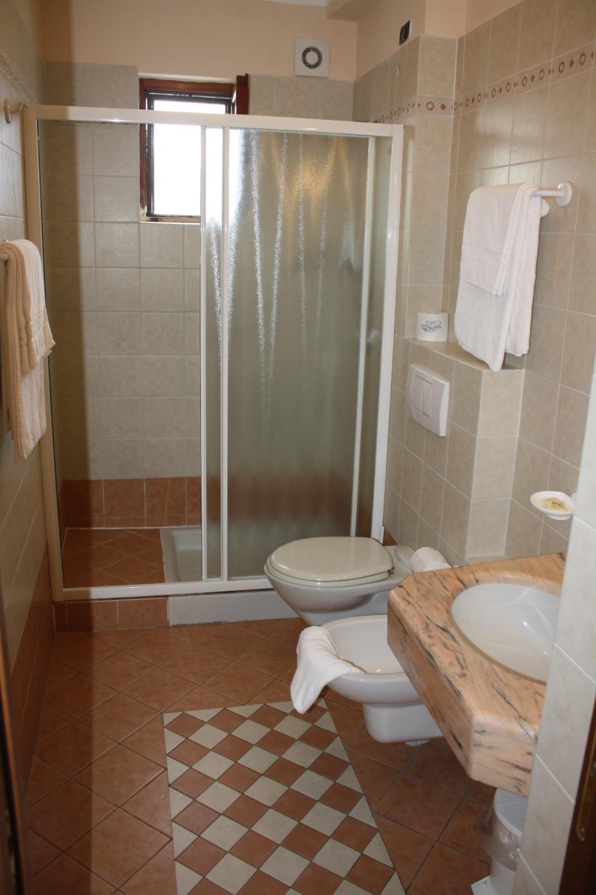 Double or Twin Room with Lake View - Photo 3