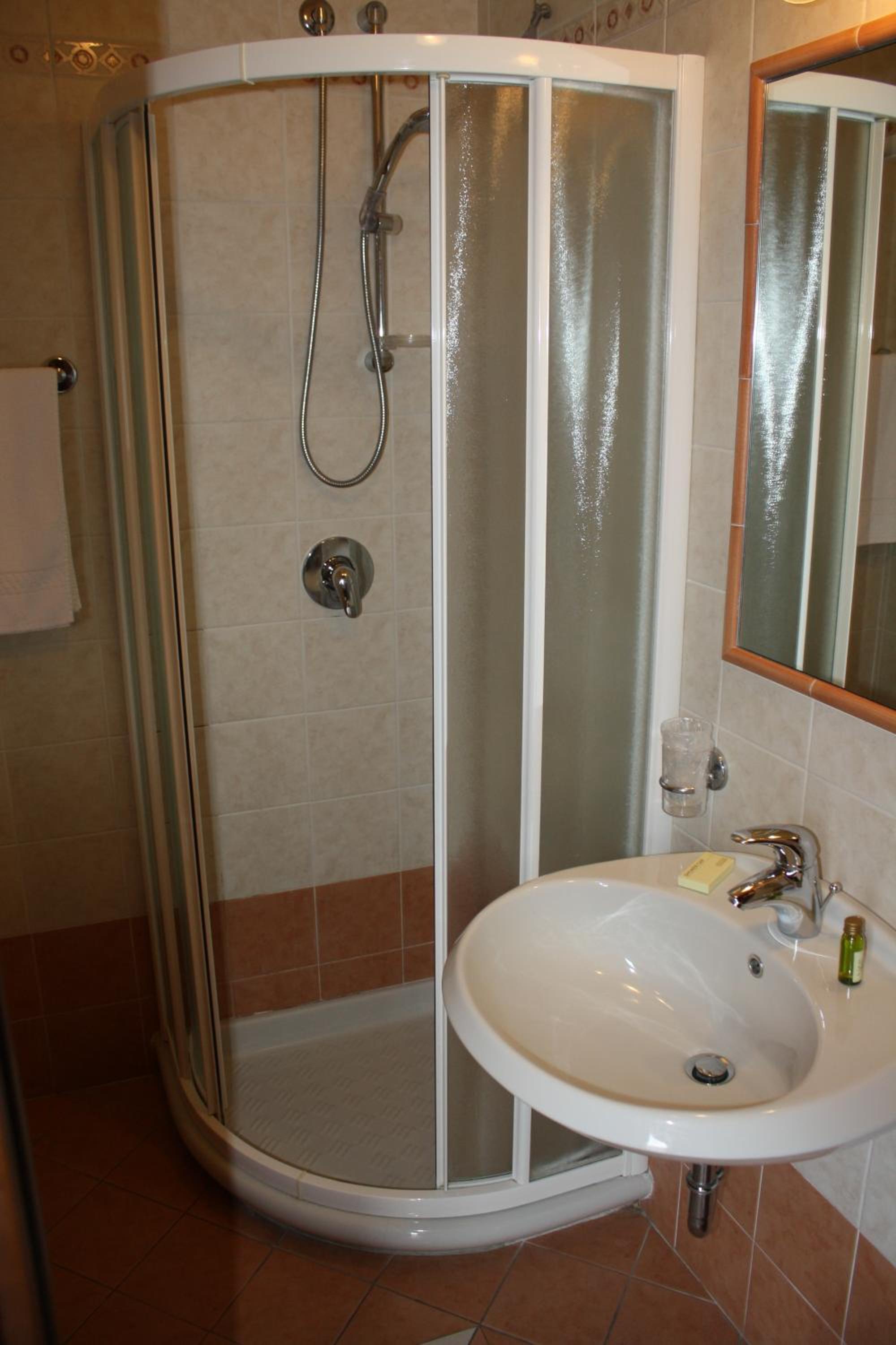 Double or Twin Room with Lake View - Photo 2