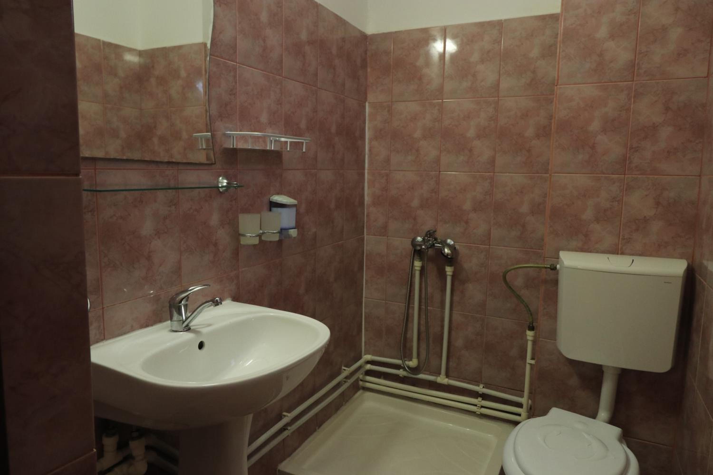 Double Room with Private Bathroom - Photo 2