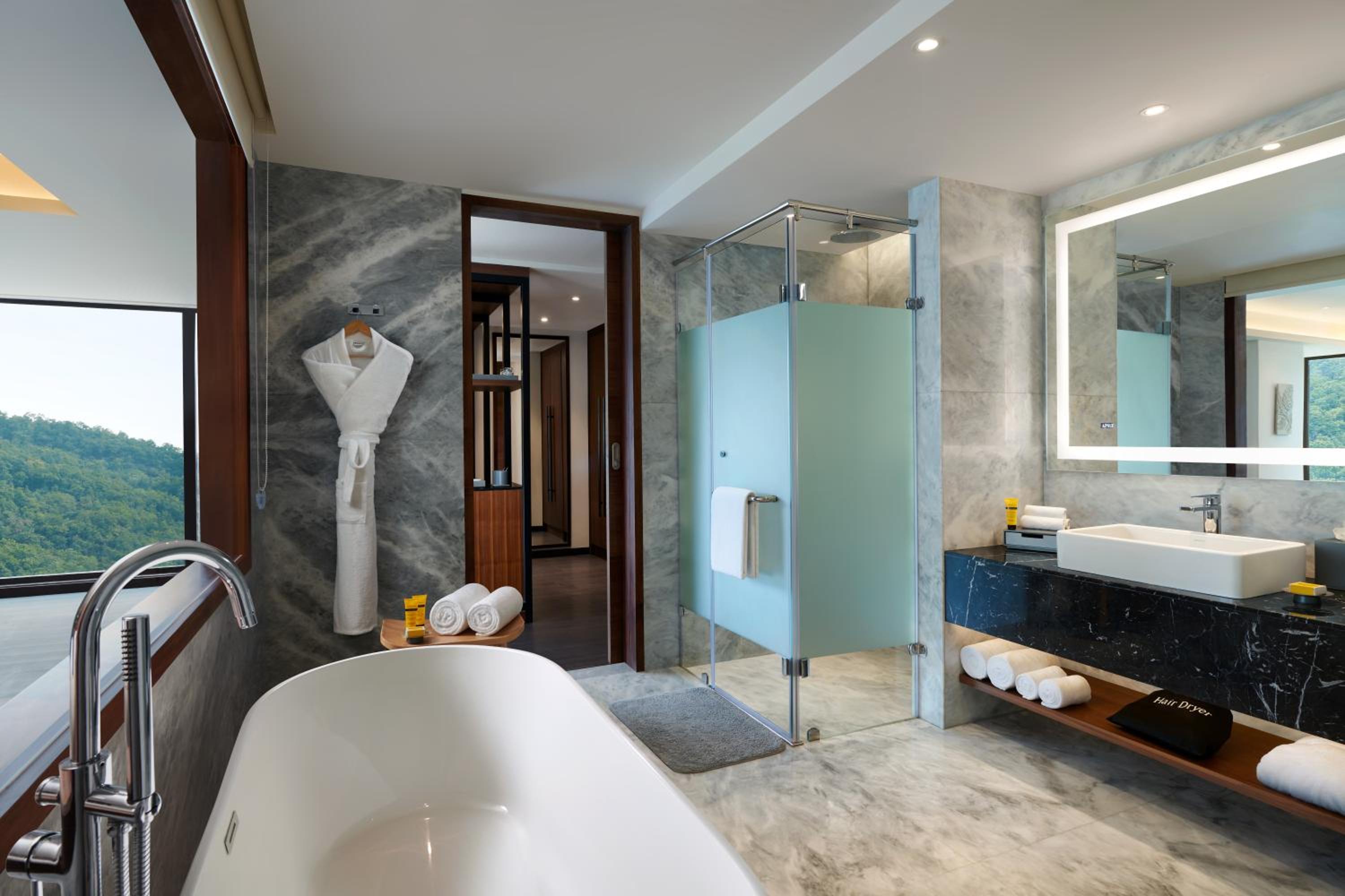 Executive Suite With Bathtub photo