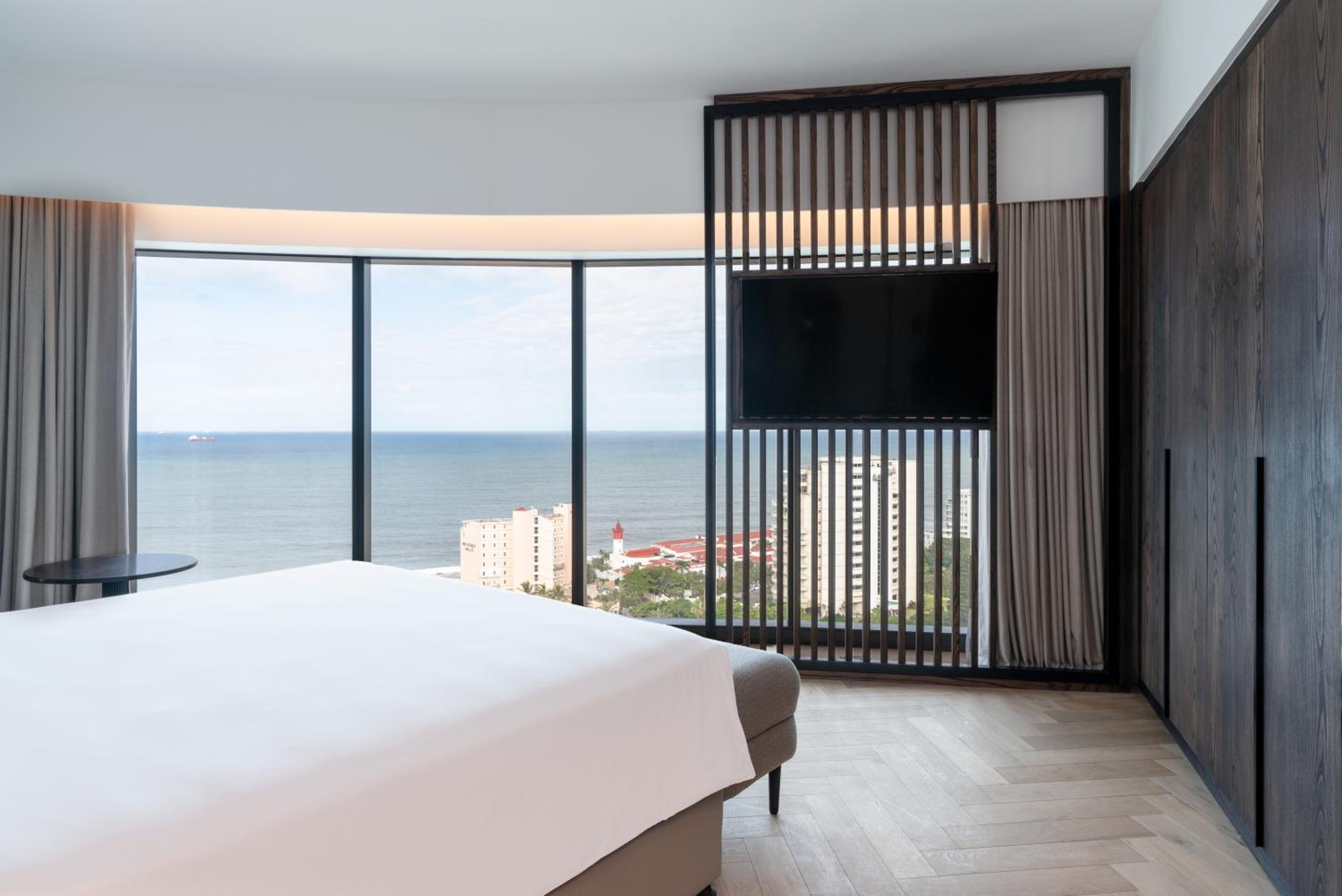 Executive Suite with Sea View and Lounge Access - Photo 2