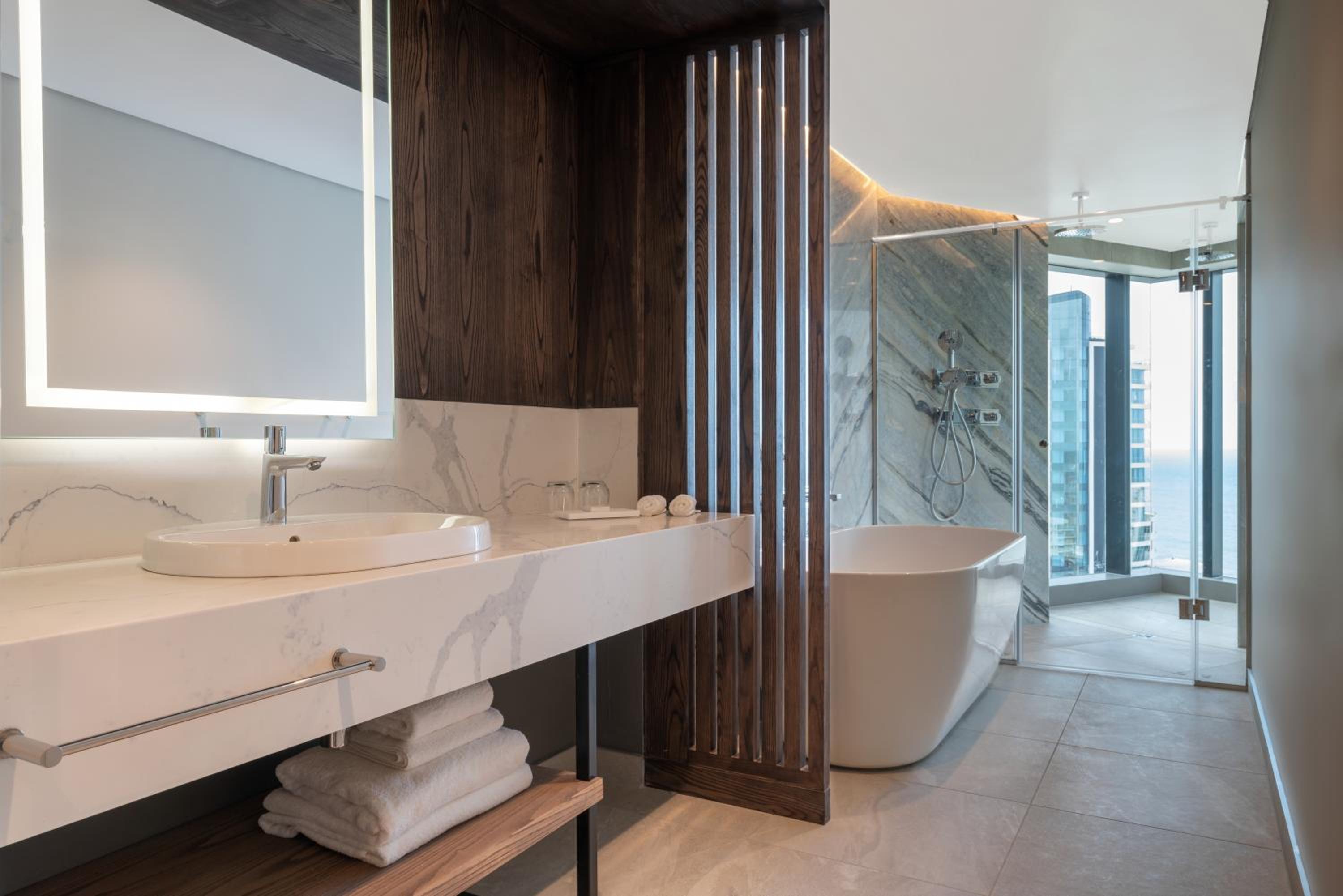 Executive Suite with Sea View and Lounge Access - Photo 6