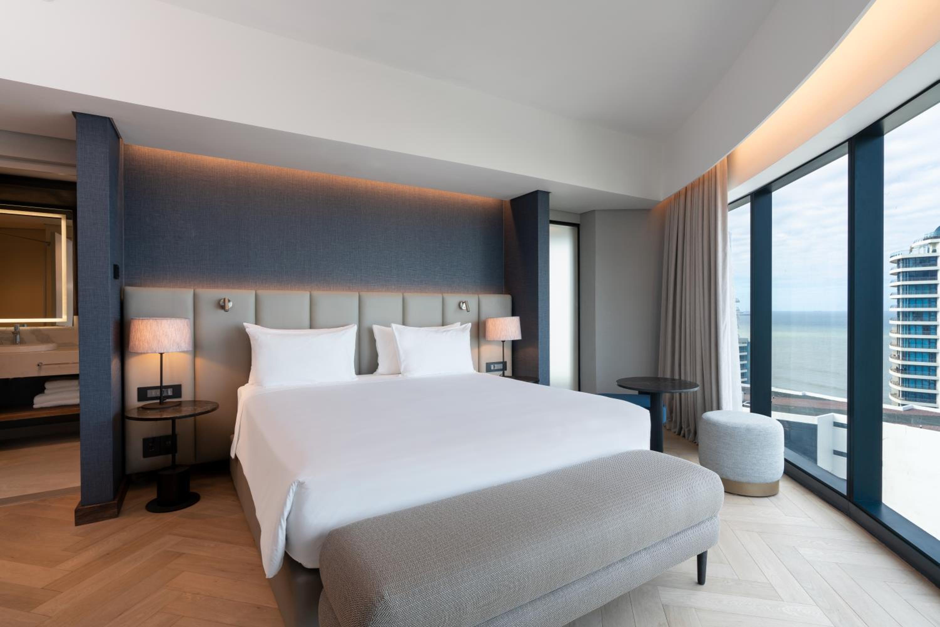 Executive Suite with Sea View and Lounge Access - Photo 1