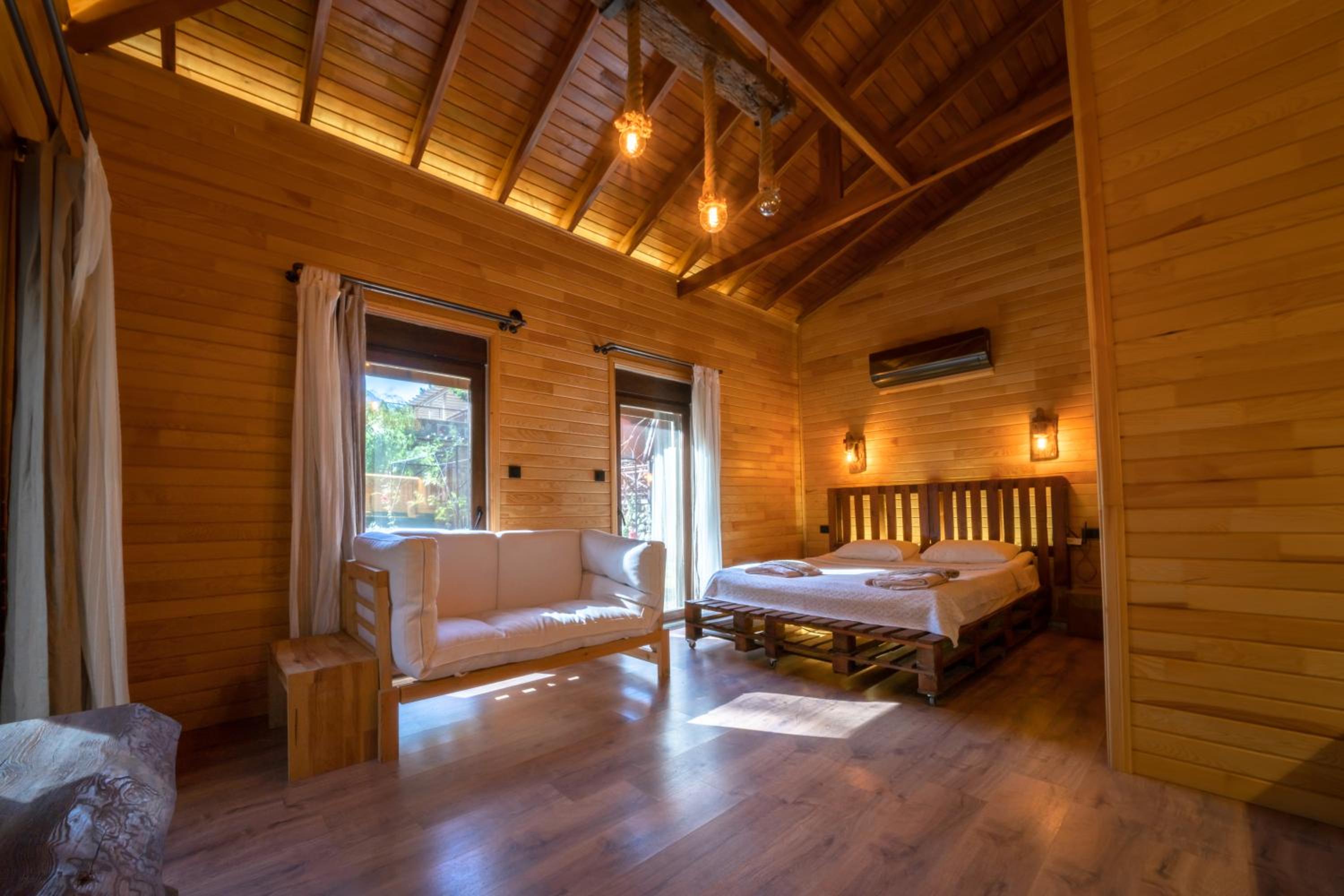 Deluxe Bungalow with Garden View - Photo 4