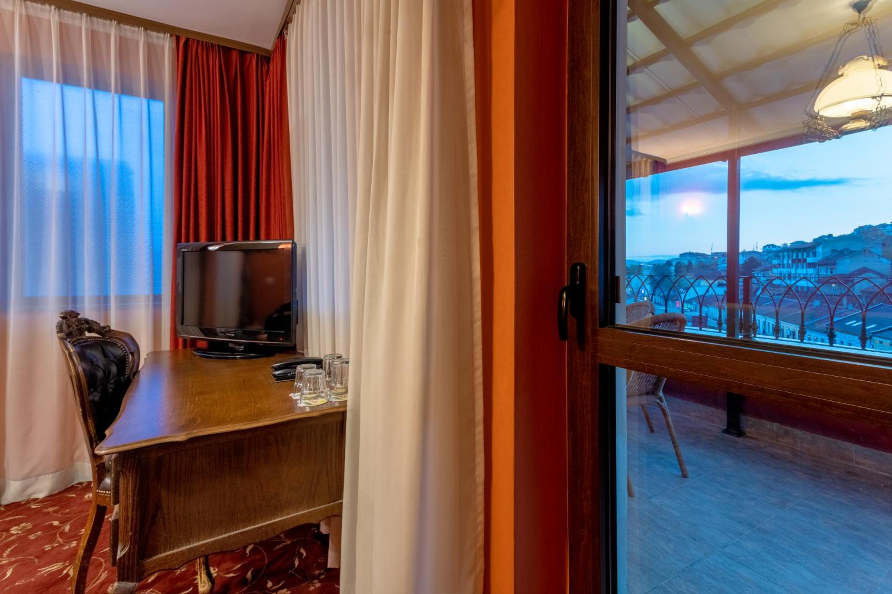 Suite - Photo 1