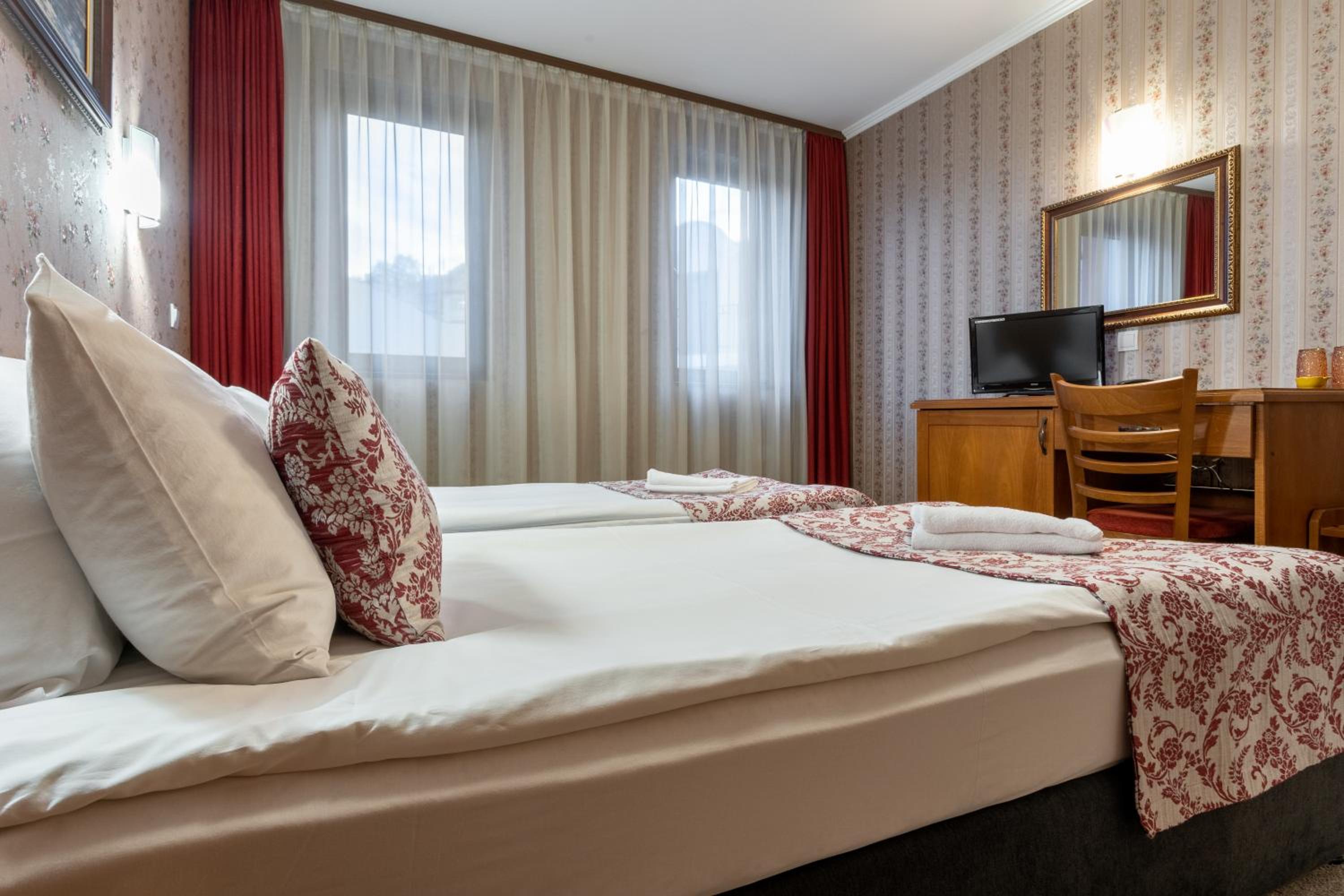 Double or Twin Room - Photo 4