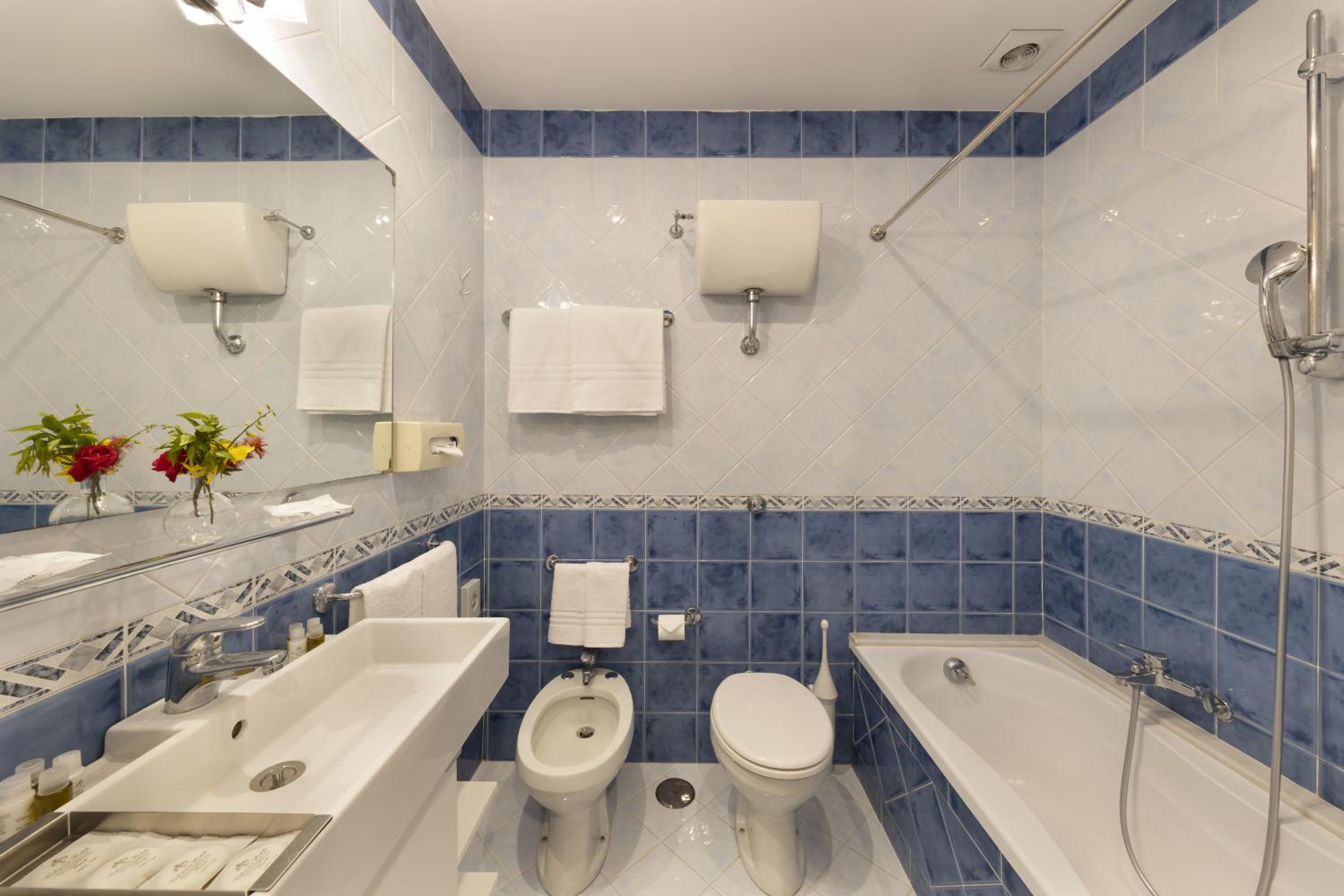 Double or Twin Room - Photo 5