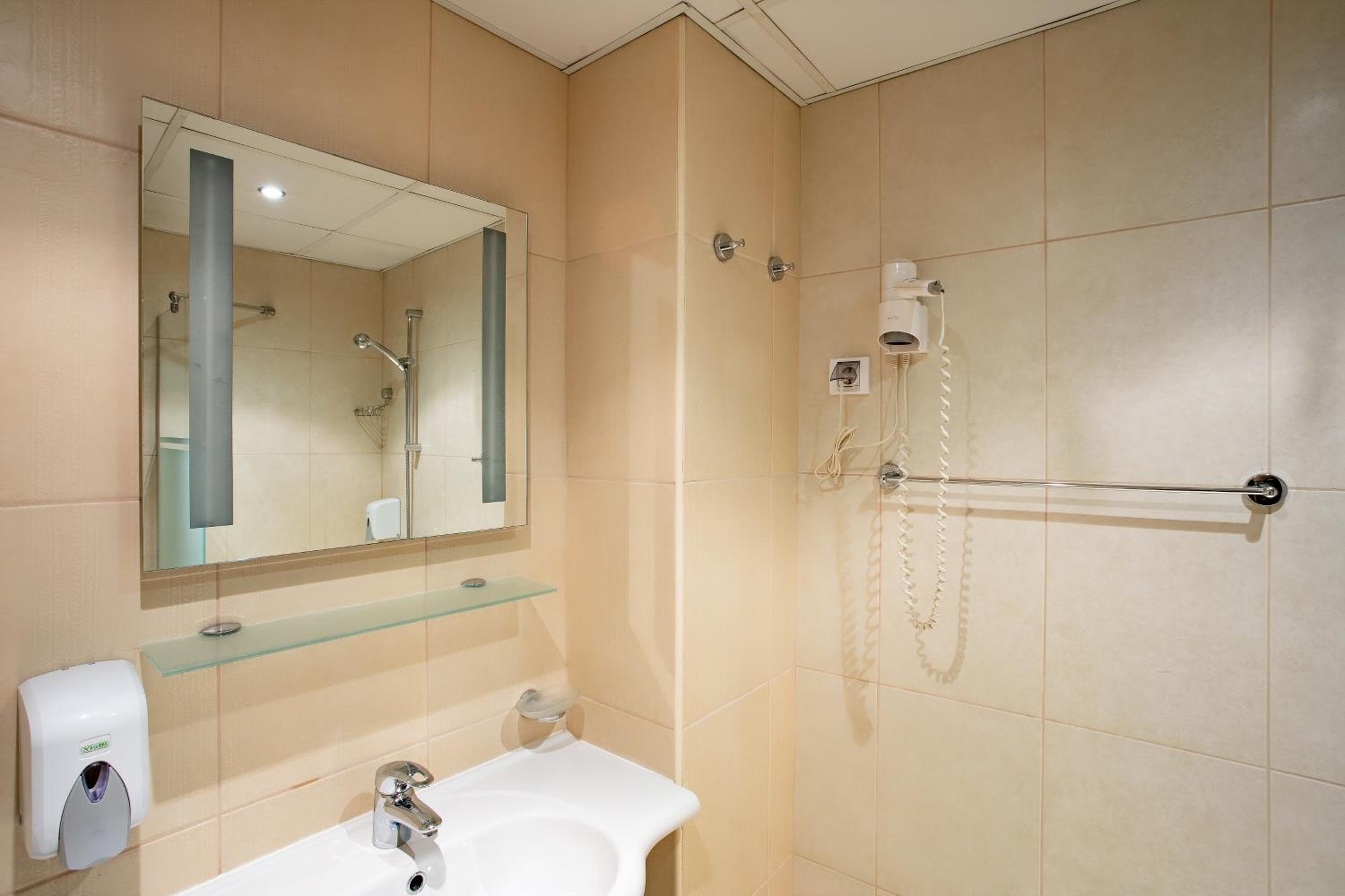 Double or Twin Room - Photo 5