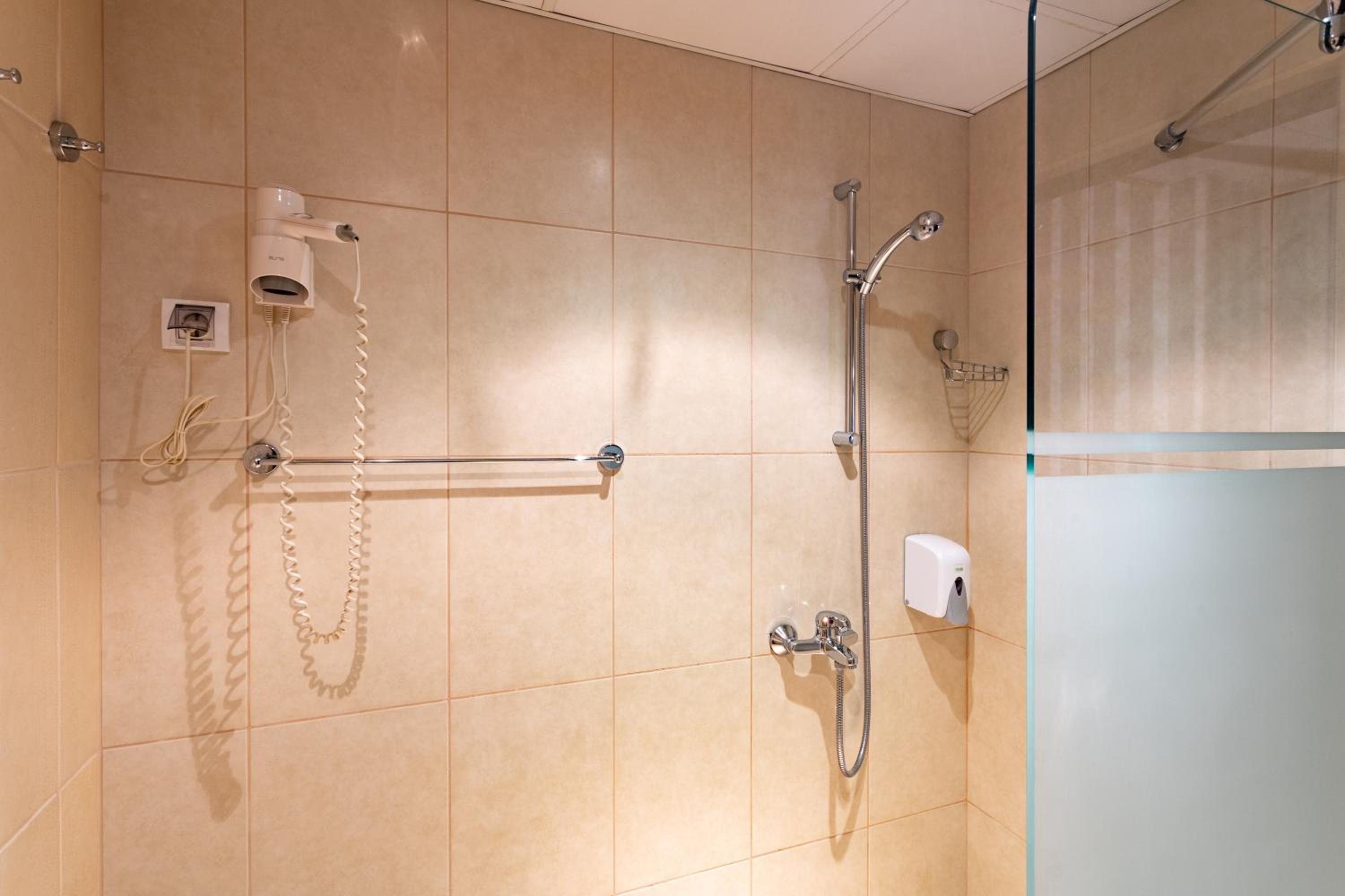 Double or Twin Room - Photo 6
