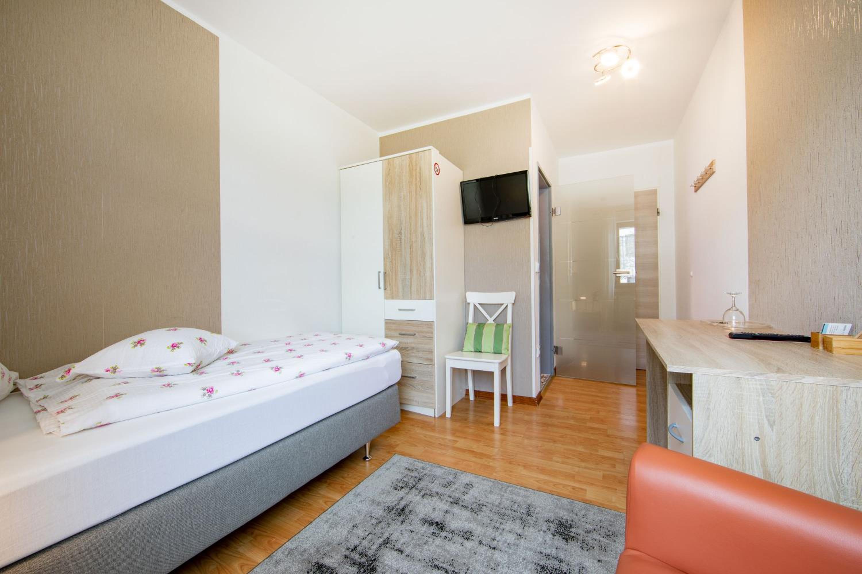 Budget Single Room photo 3
