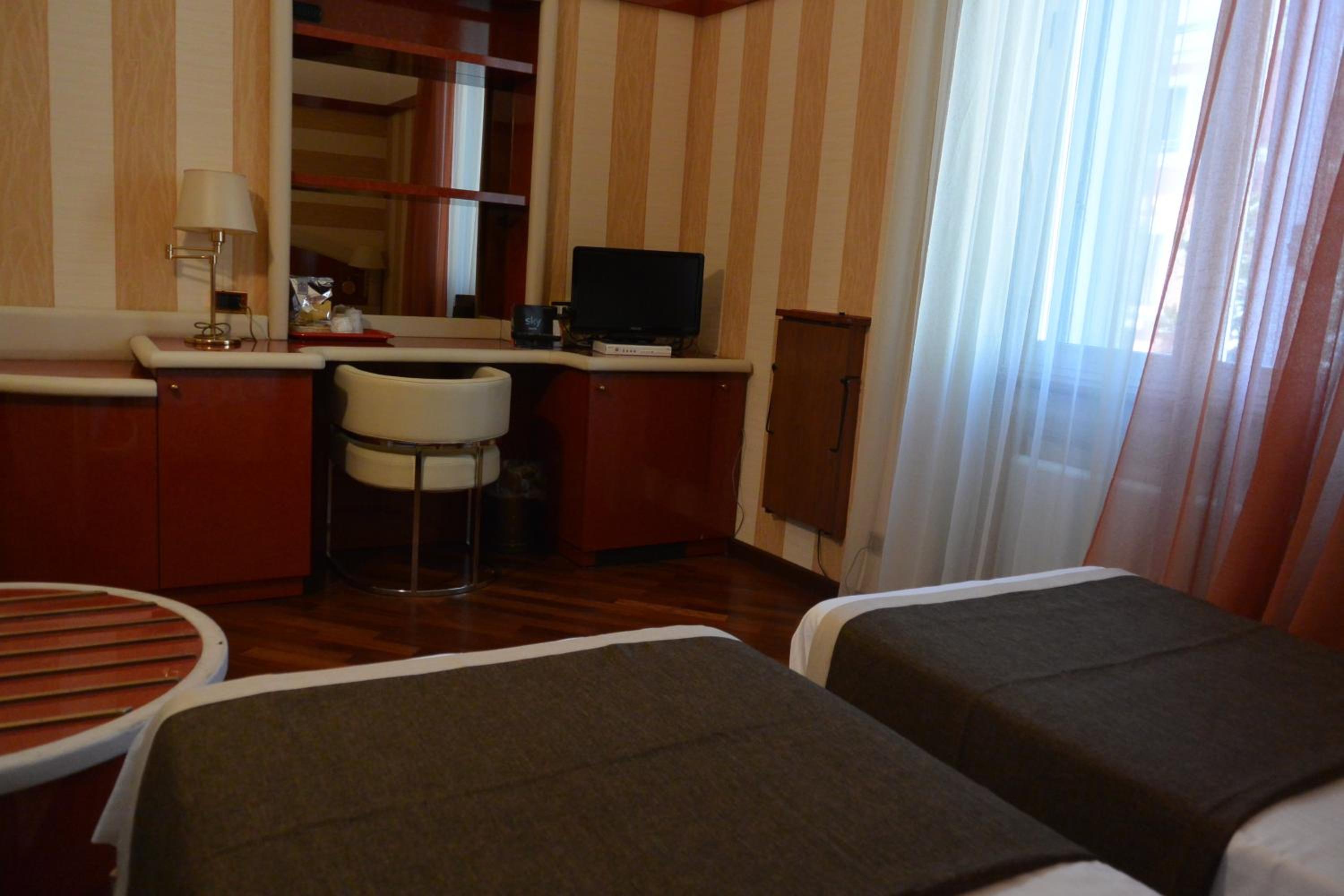 Twin Room thumbnail 5