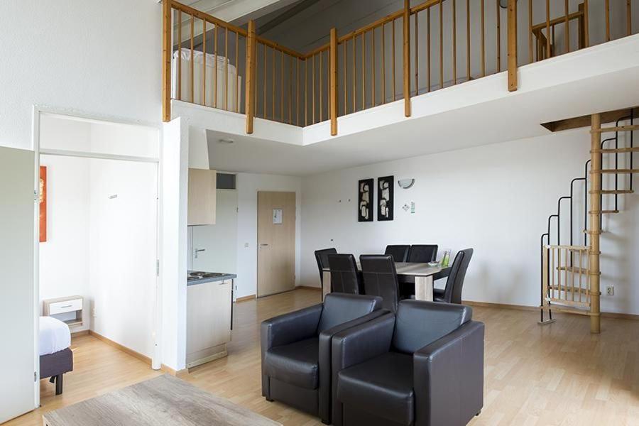 Superior Family Room photo 1