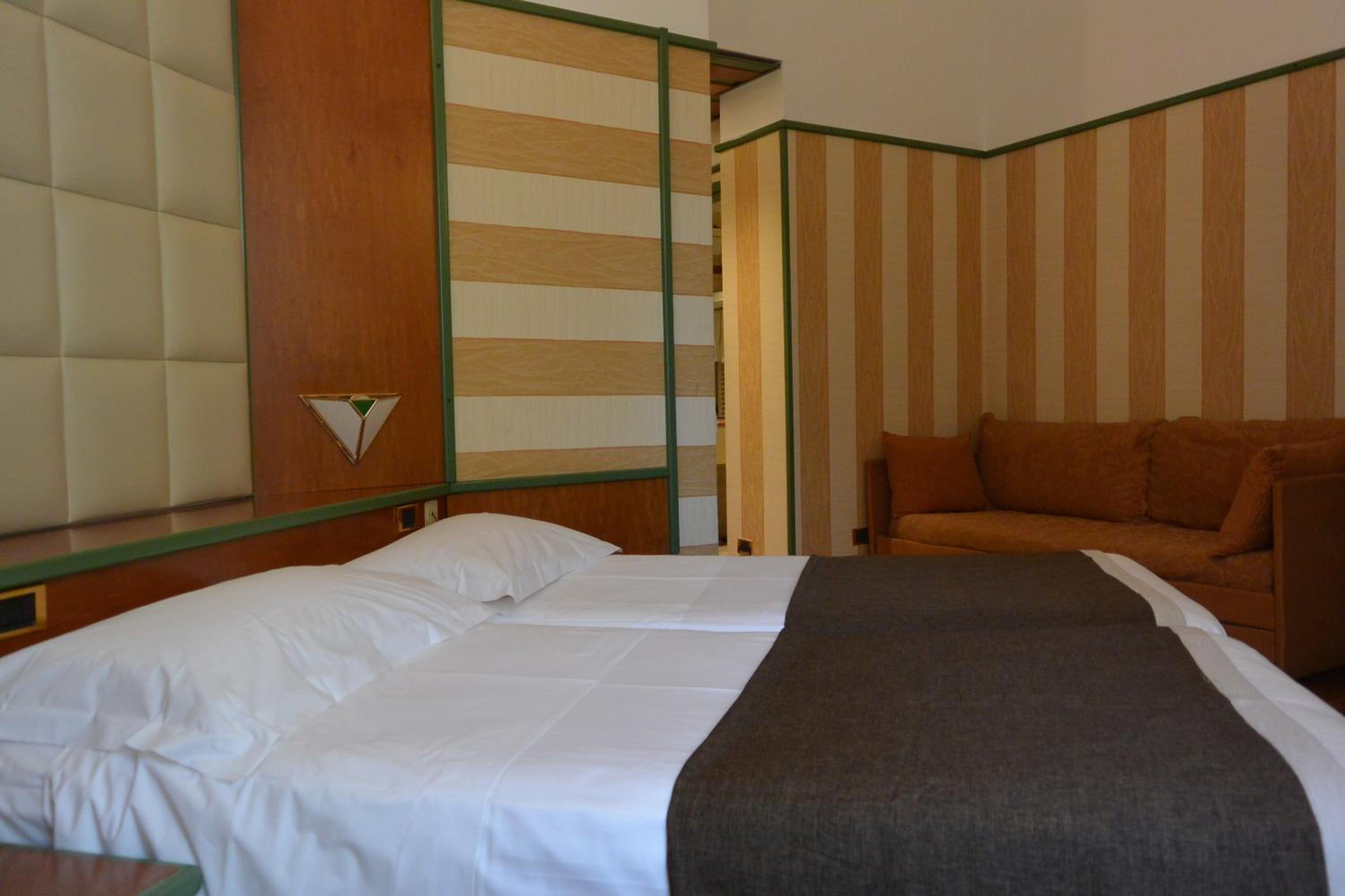 Triple Room thumbnail 5