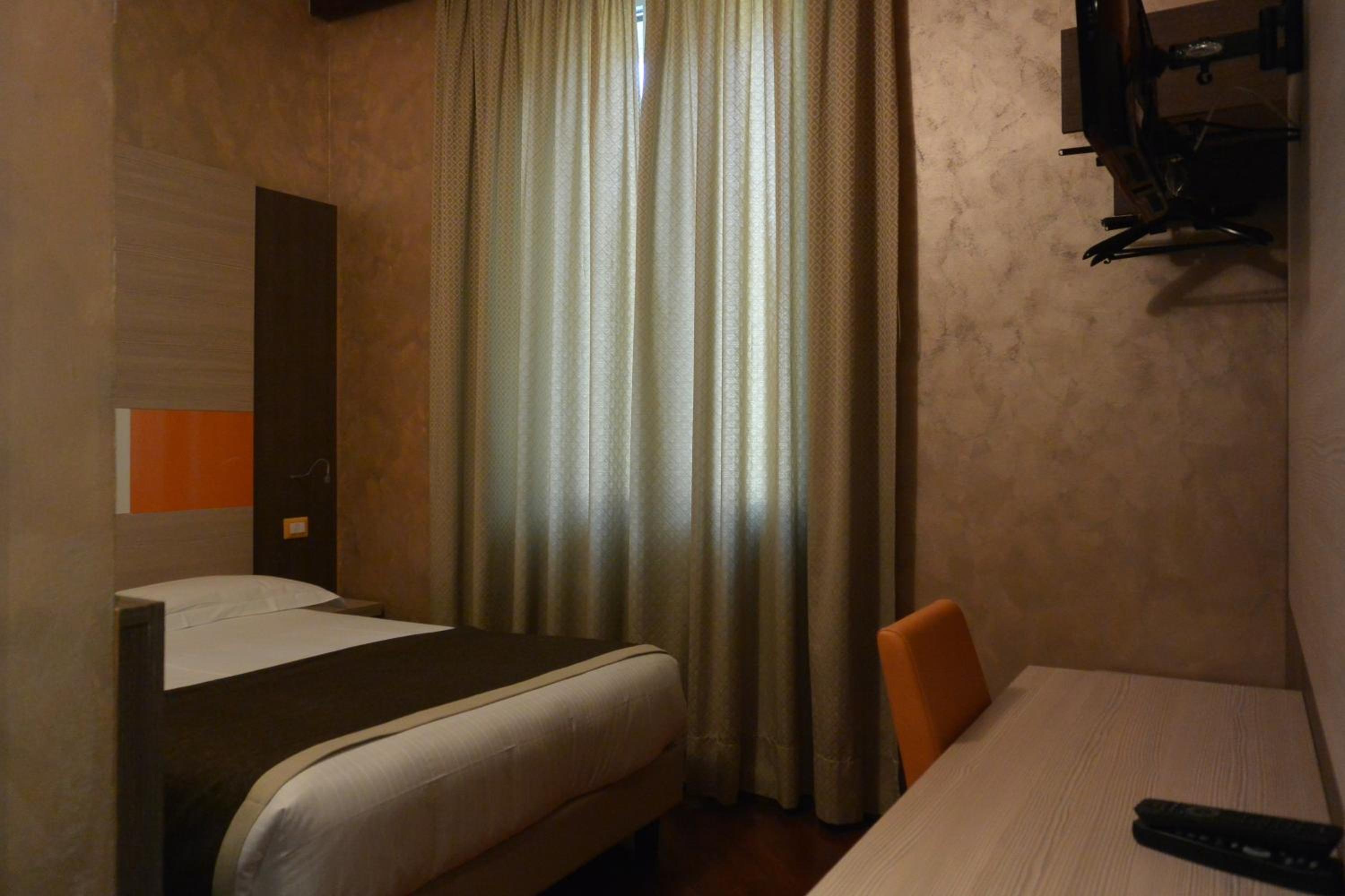 Small Double Room thumbnail 5