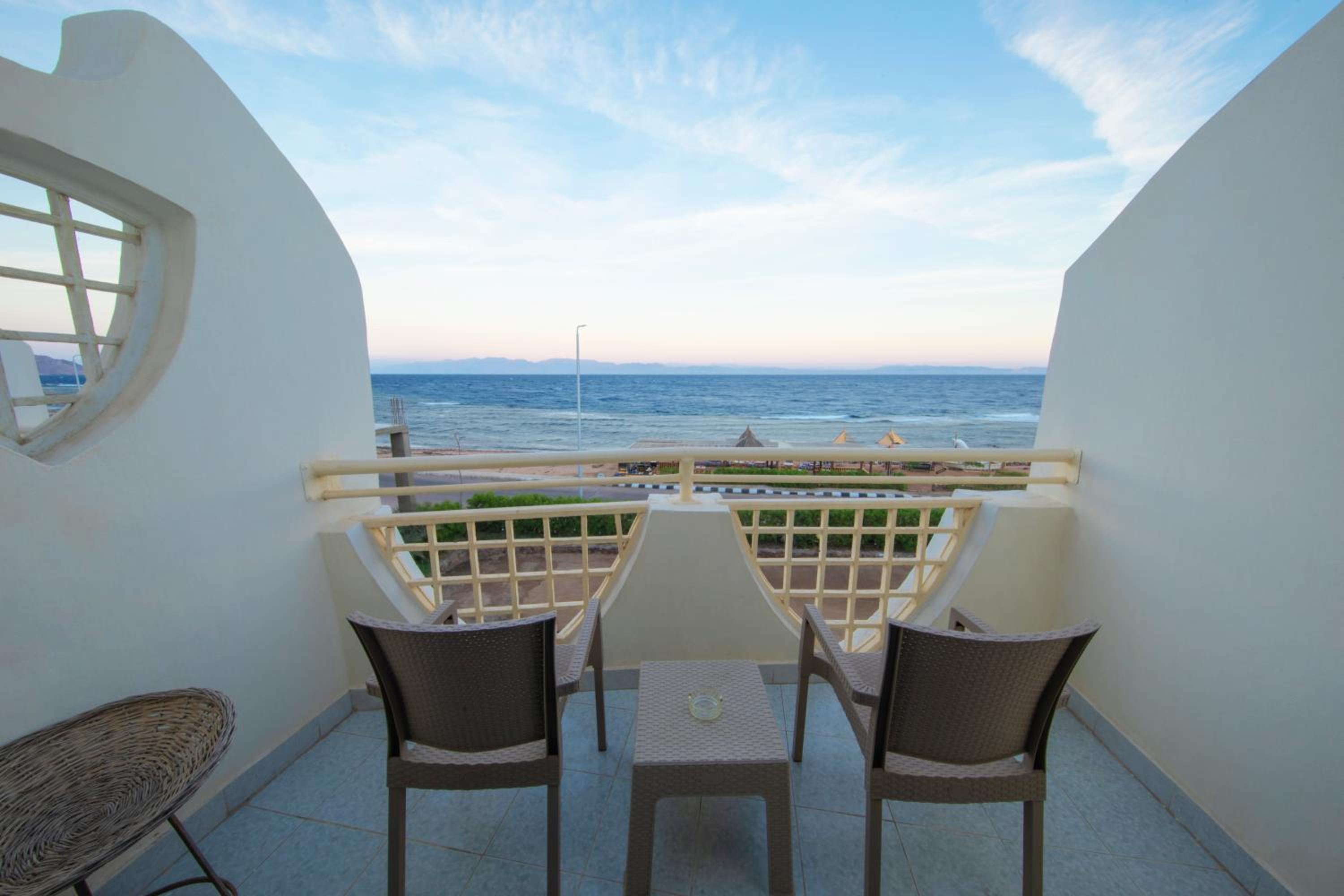Double Room with Balcony and Sea View - Photo 2