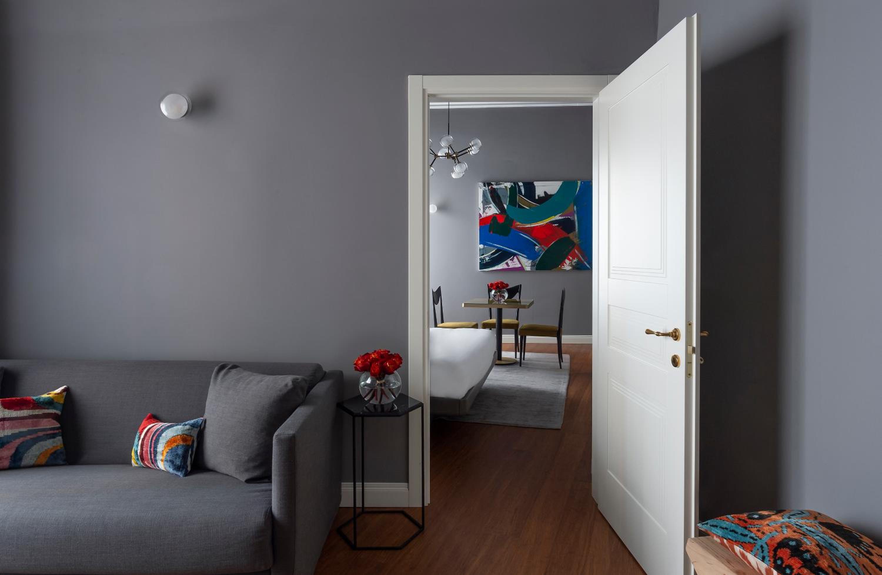 Suite - Photo 1