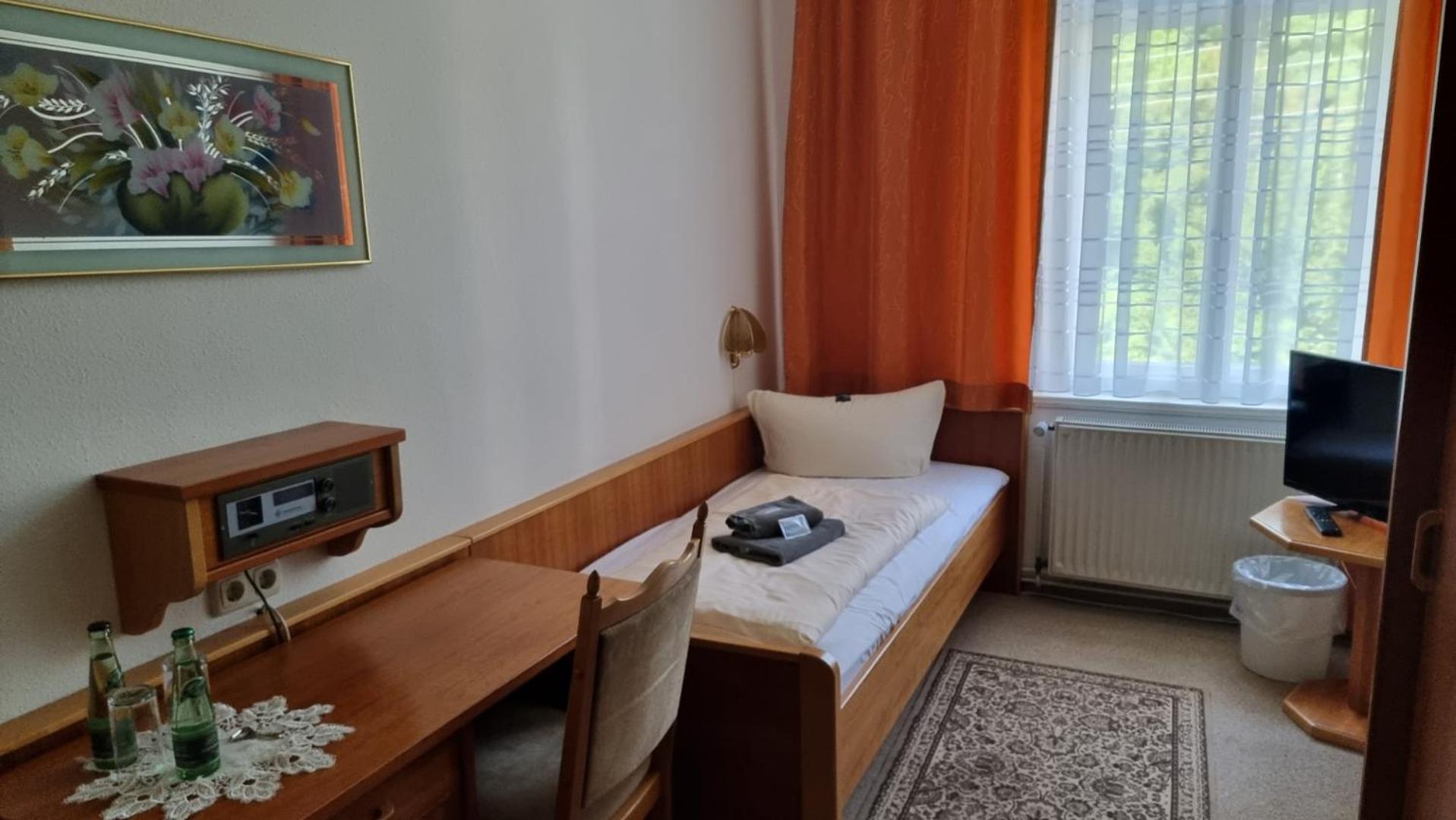 Economy Twin Room - Photo 4