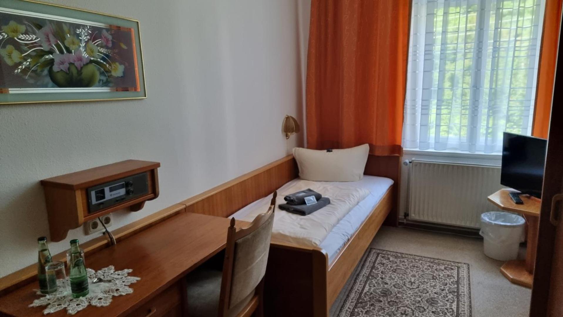 Economy Twin Room - Photo 2