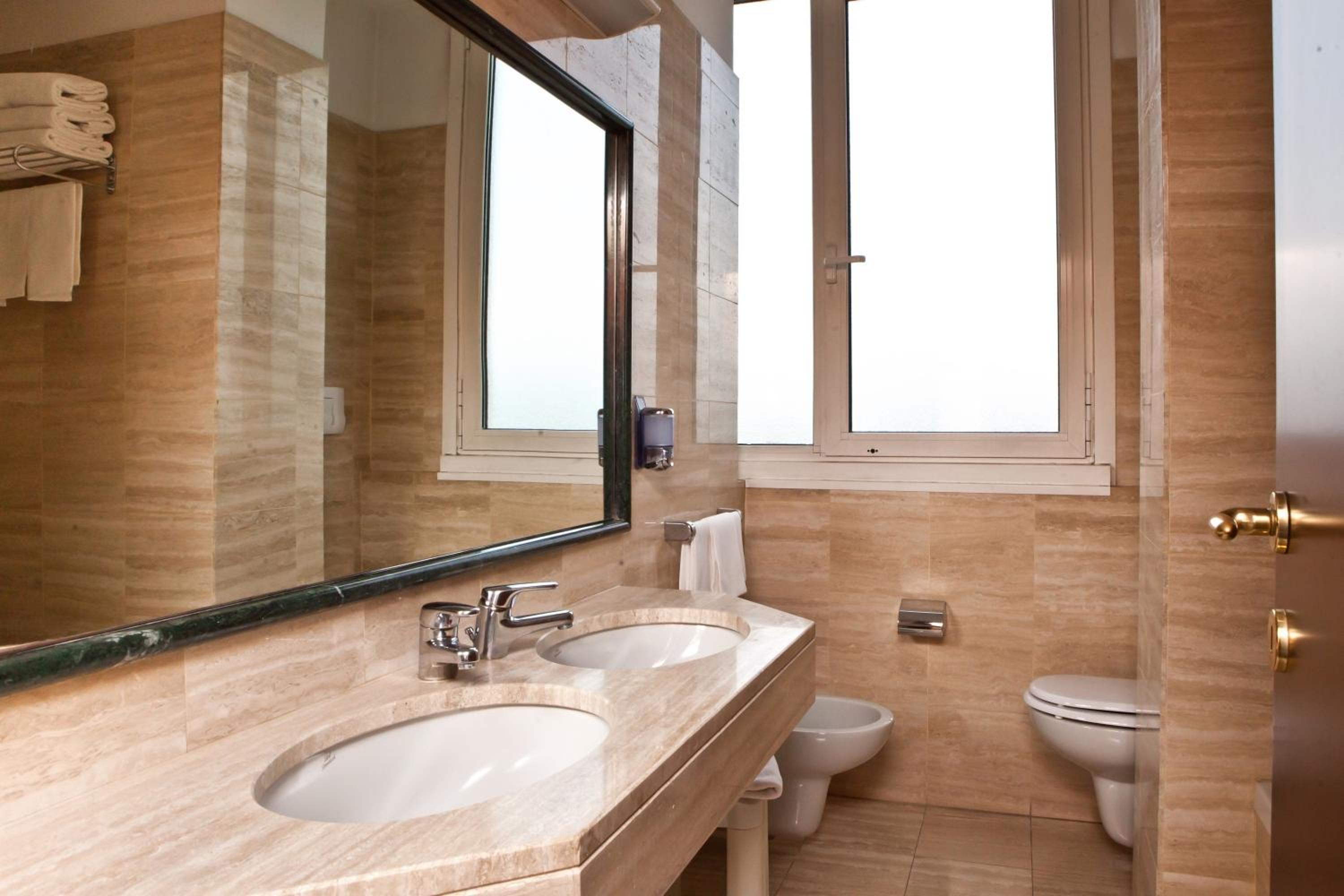 Twin Room thumbnail 6
