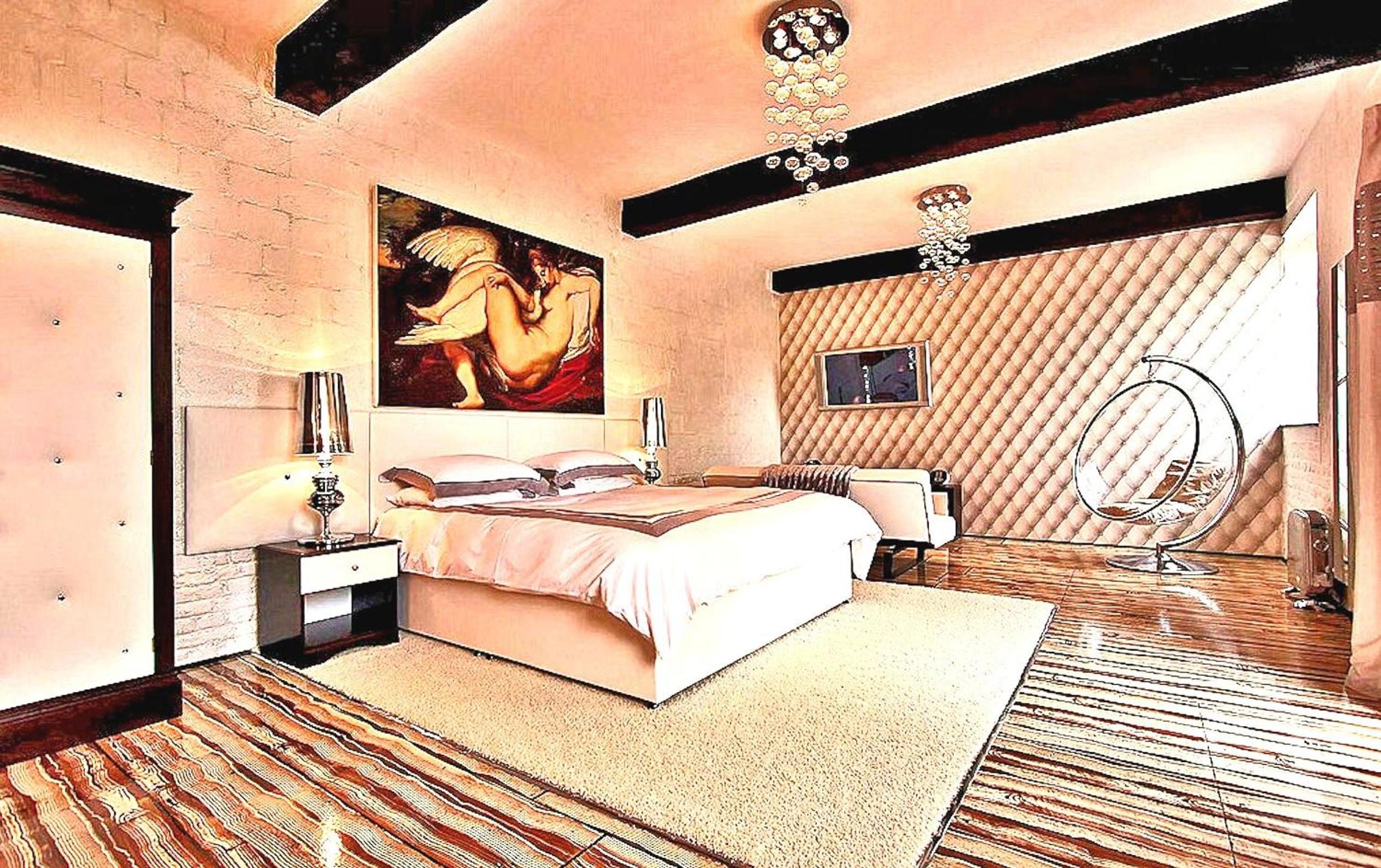 Suite with Hot Tub photo 1