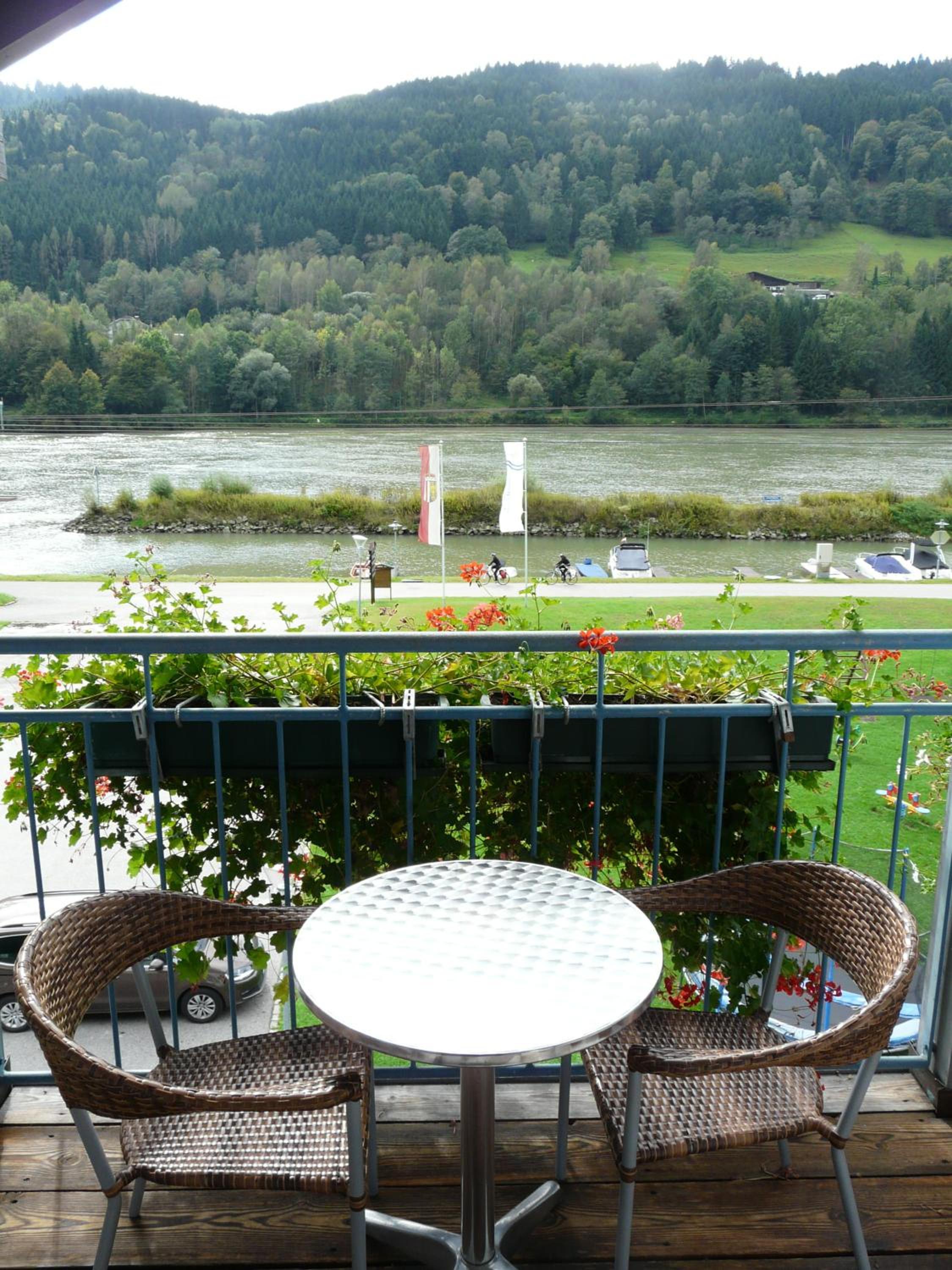 Deluxe Double Room with Balcony - Photo 4