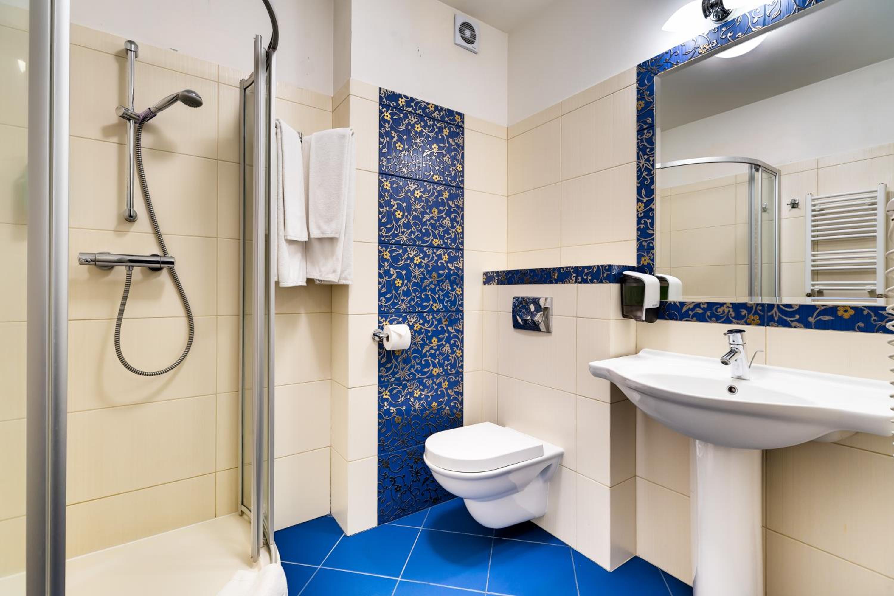 Deluxe Double Room with Balcony - Photo 4