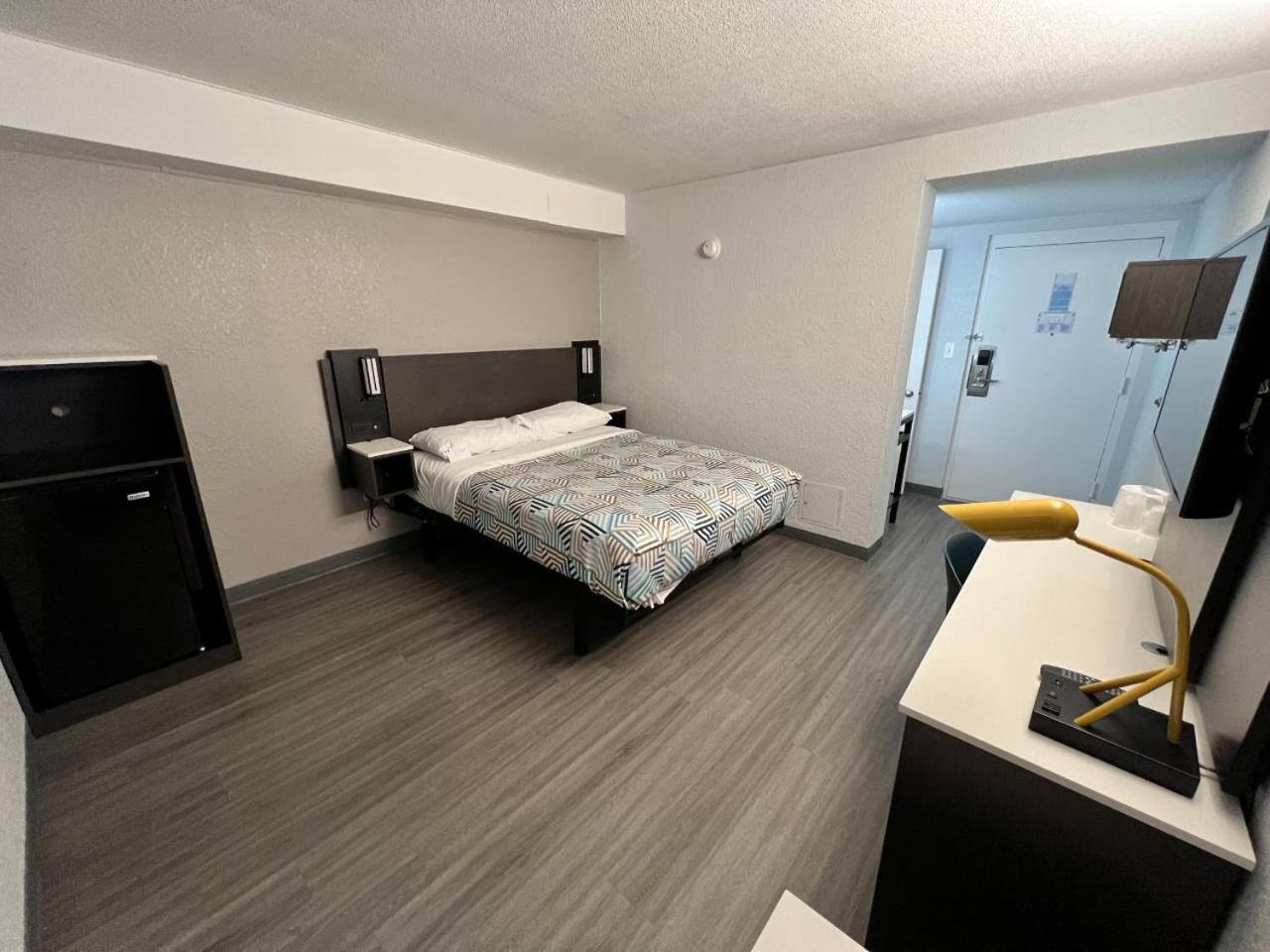 Queen Room with Two Queen Beds - Disability Access - Non-Smoking photo 2