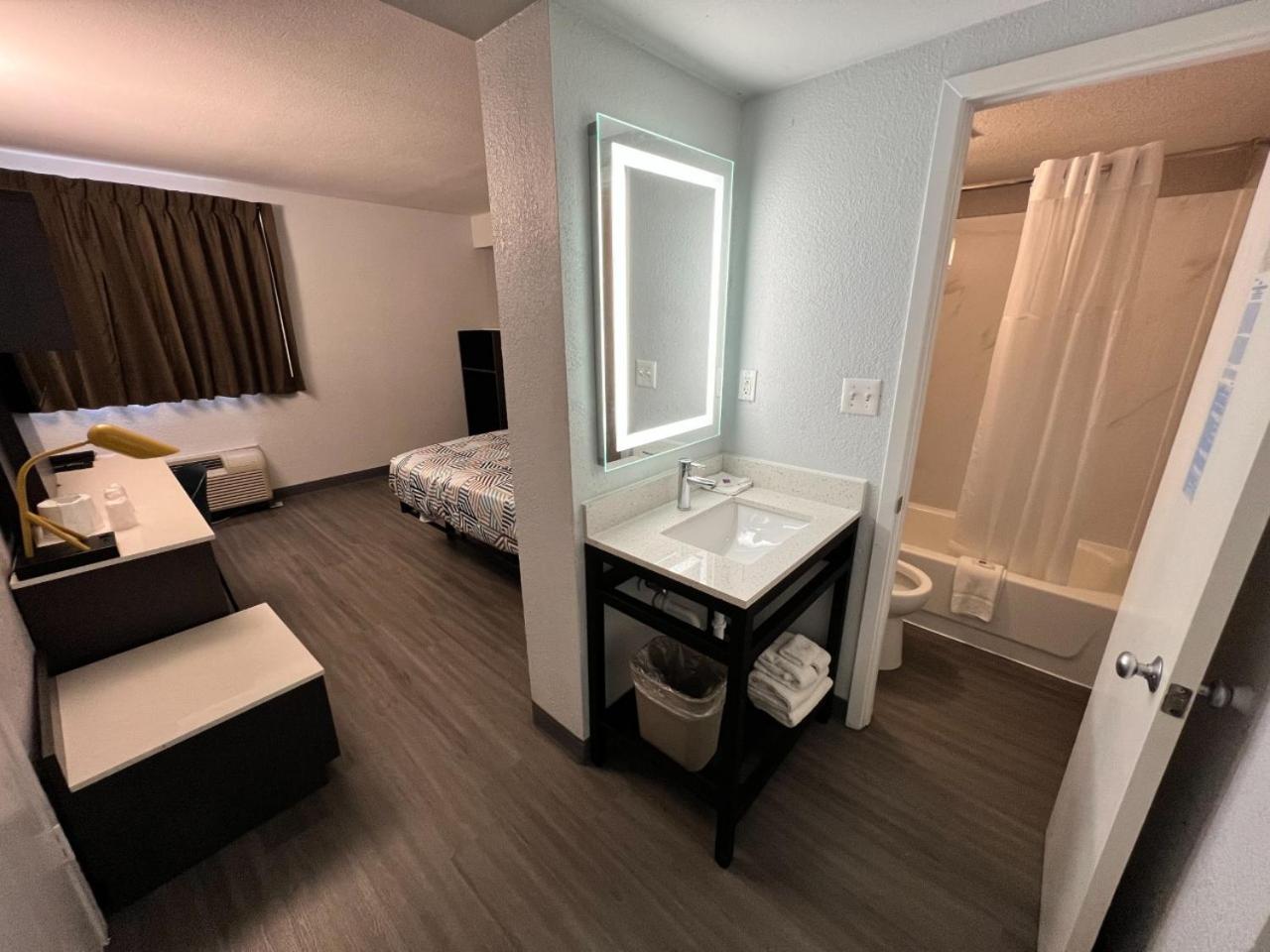 Queen Suite photo 2