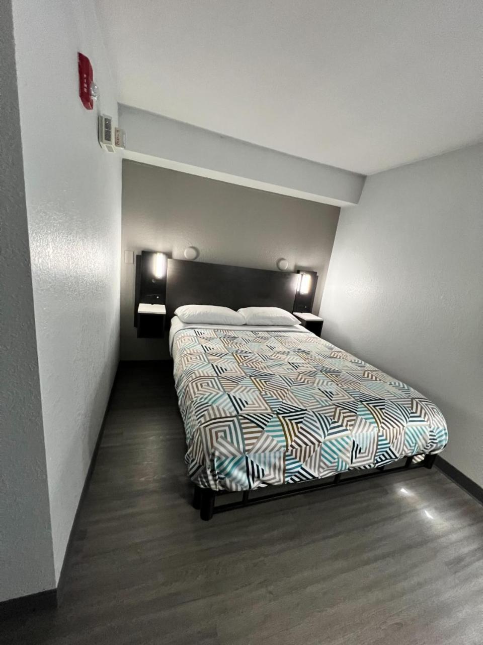 Queen Room - Disability Access - Non-Smoking