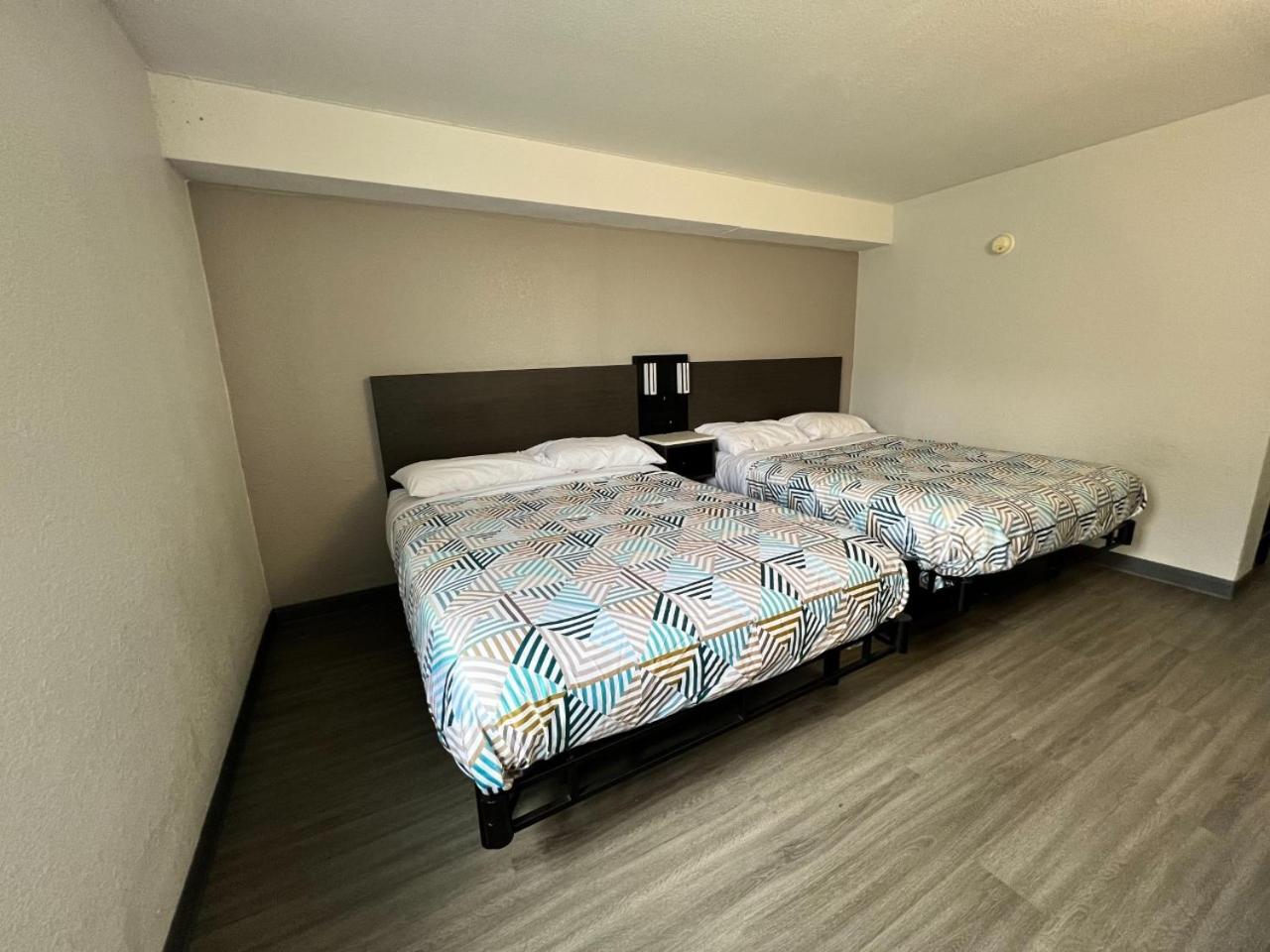 Queen Room with Two Queen Beds - Disability Access photo 3