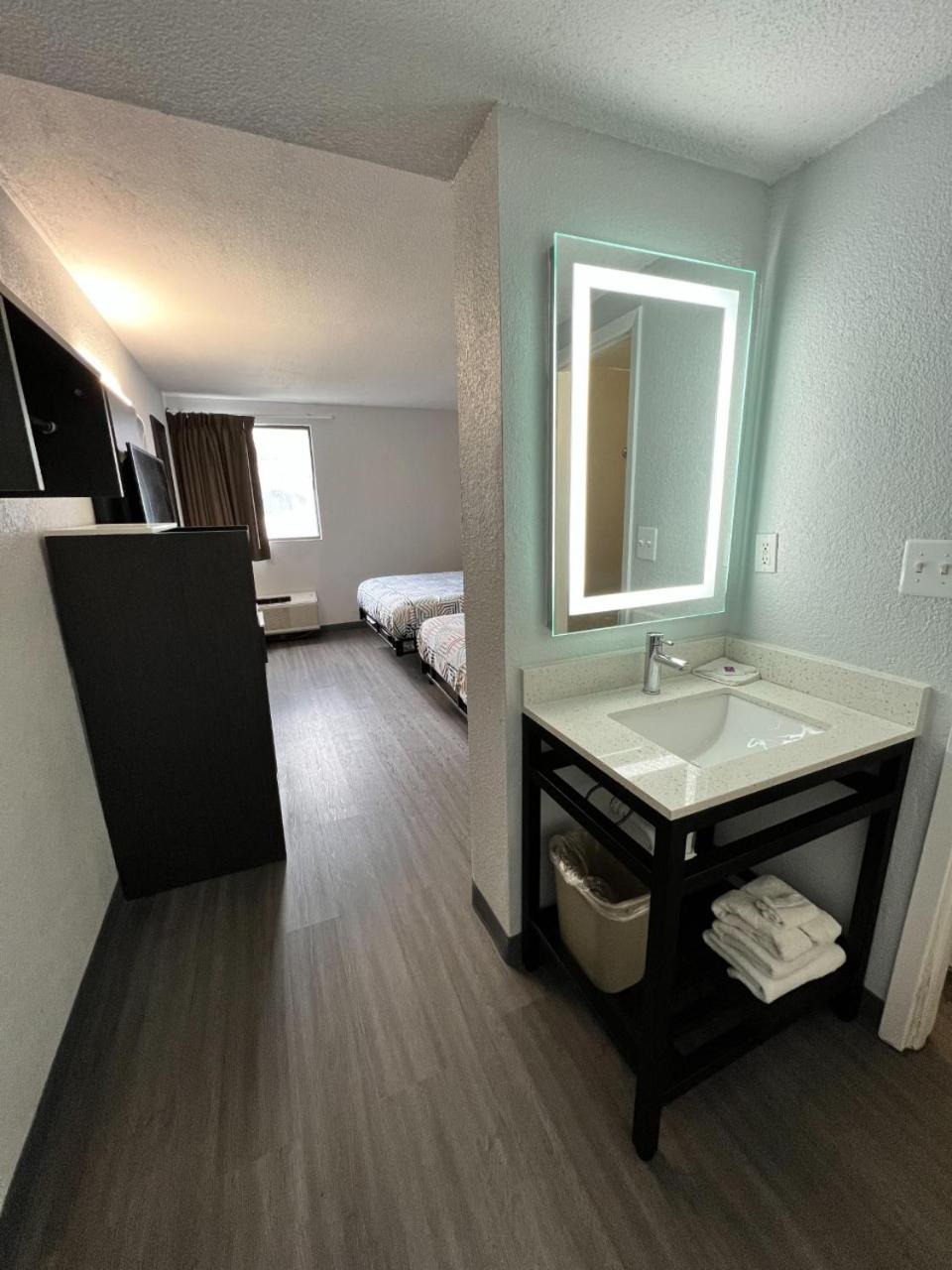 Queen Room with Two Queen Beds - Non-Smoking photo 1