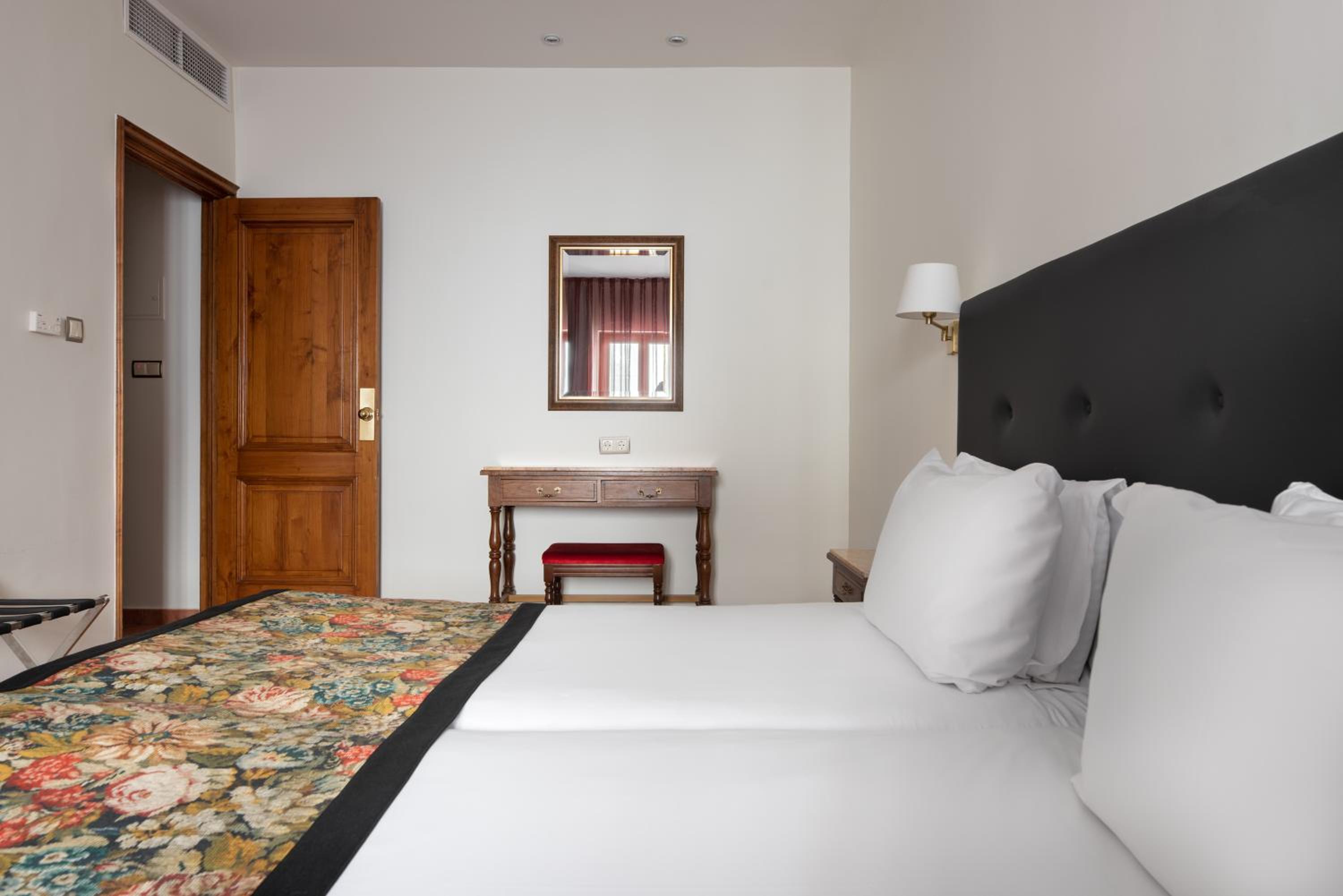 Habitación Doble con Cama Extra y Estacionamiento