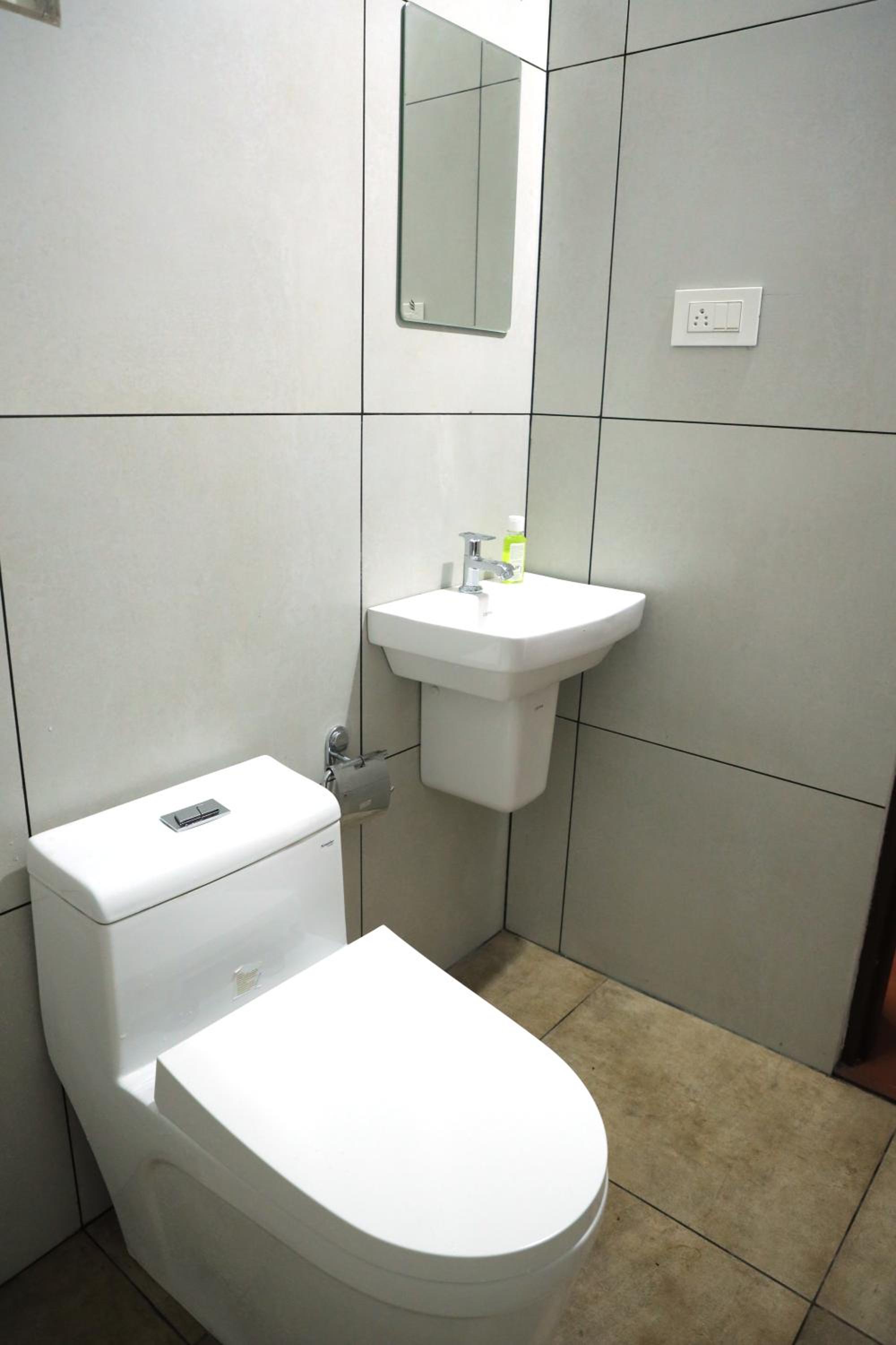 Single Room with Private Bathroom photo 2