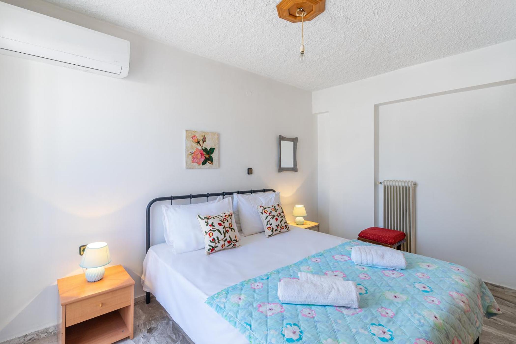 One-Bedroom Apartment - Photo 2