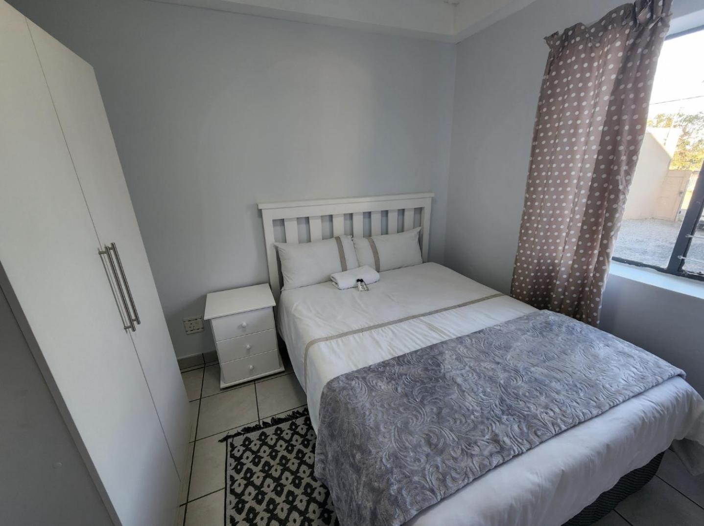 One-Bedroom Apartment - Photo 2