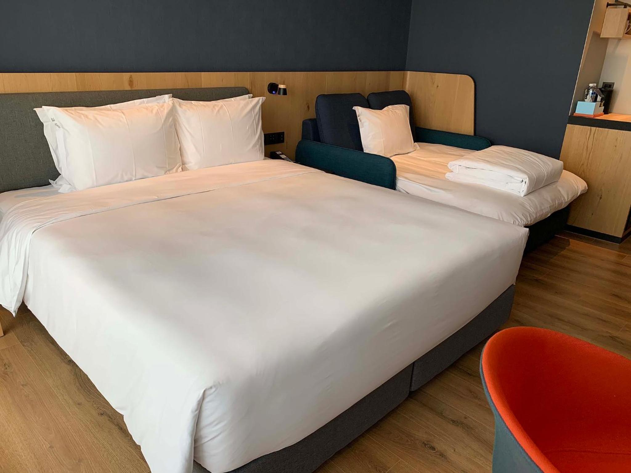 Standard Room with One King Bed and One Queen Bed - Photo 6