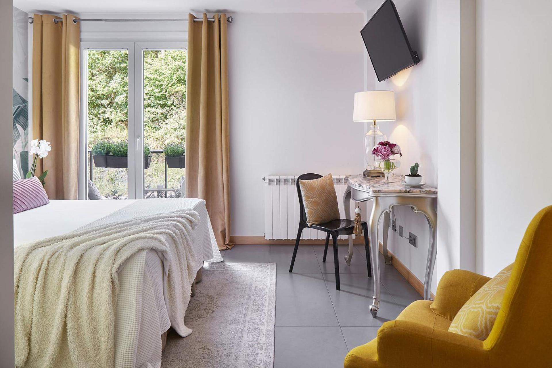 Standard Double Room - Photo 12
