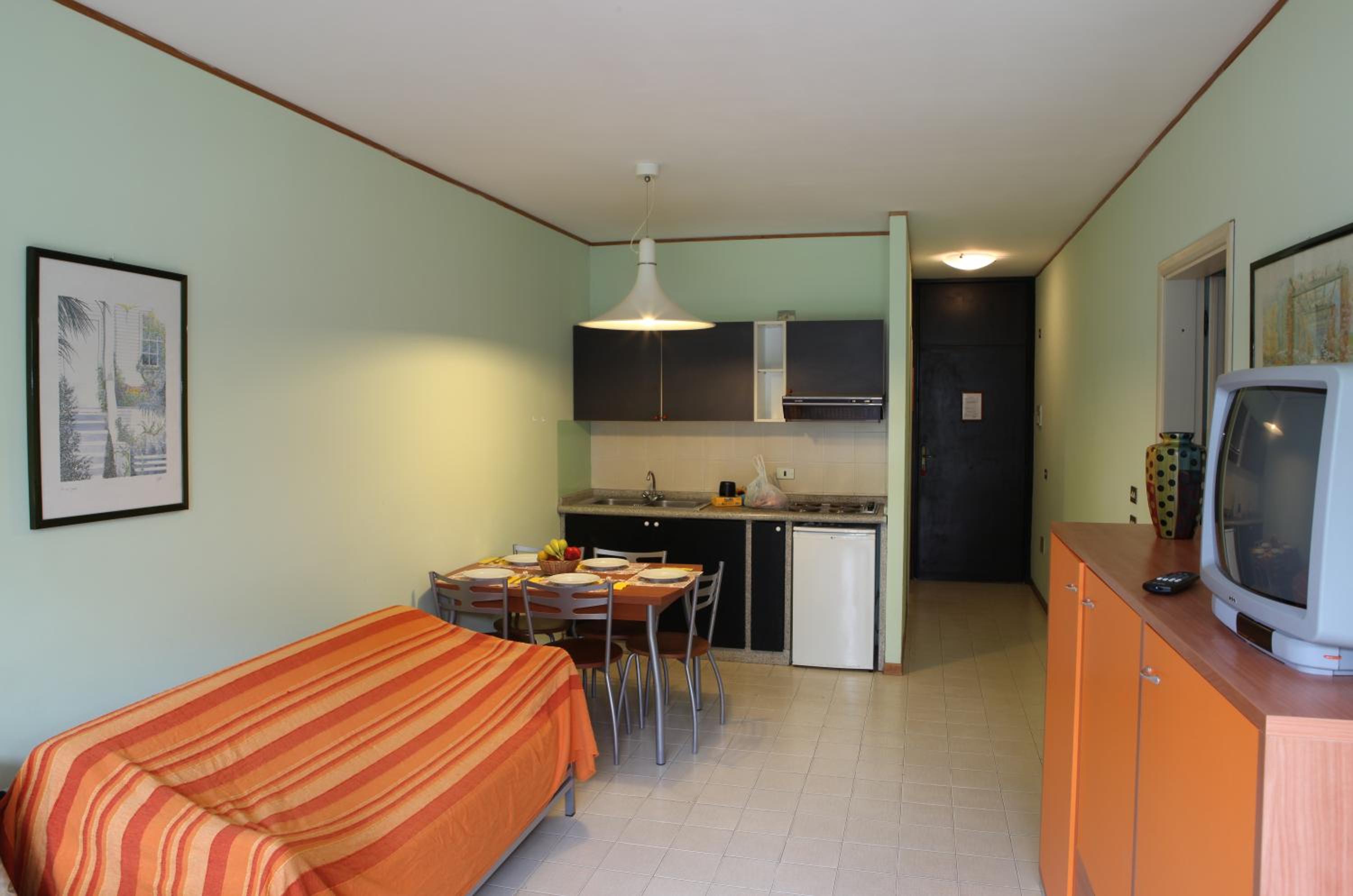 One-Bedroom Apartment (5 Adults) photo 1