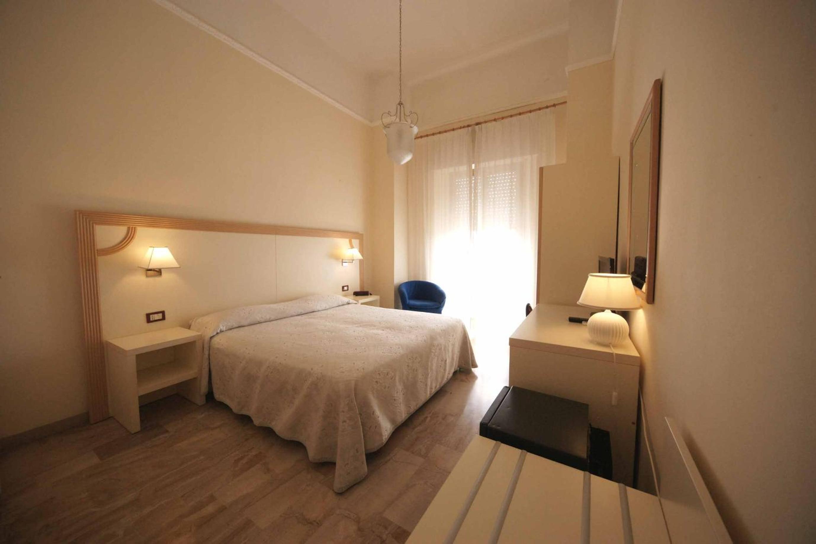 Double or Twin Room with Sea View - Photo 15