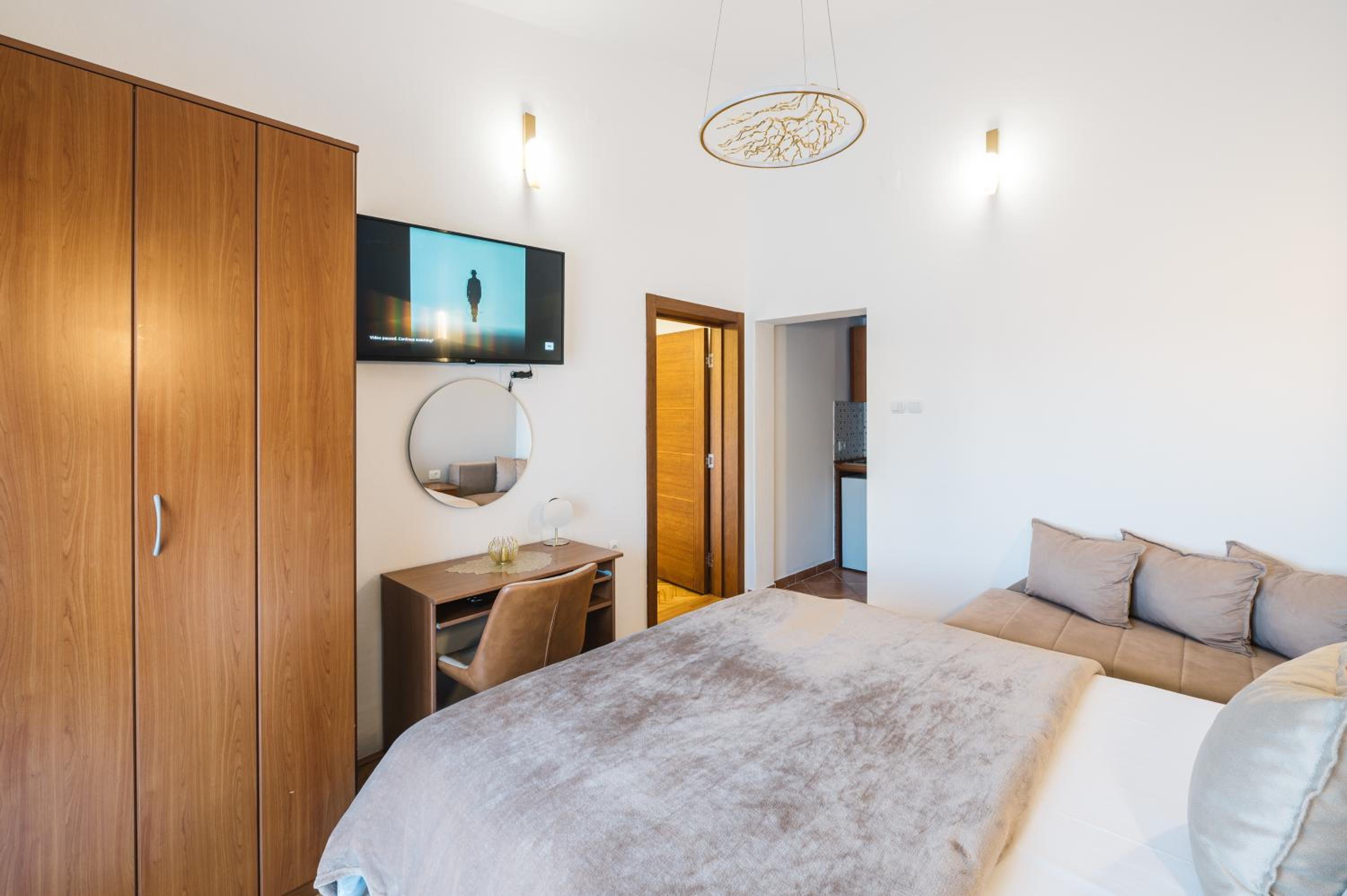 Two-Bedroom Apartment with Balcony and Sea View - Photo 4