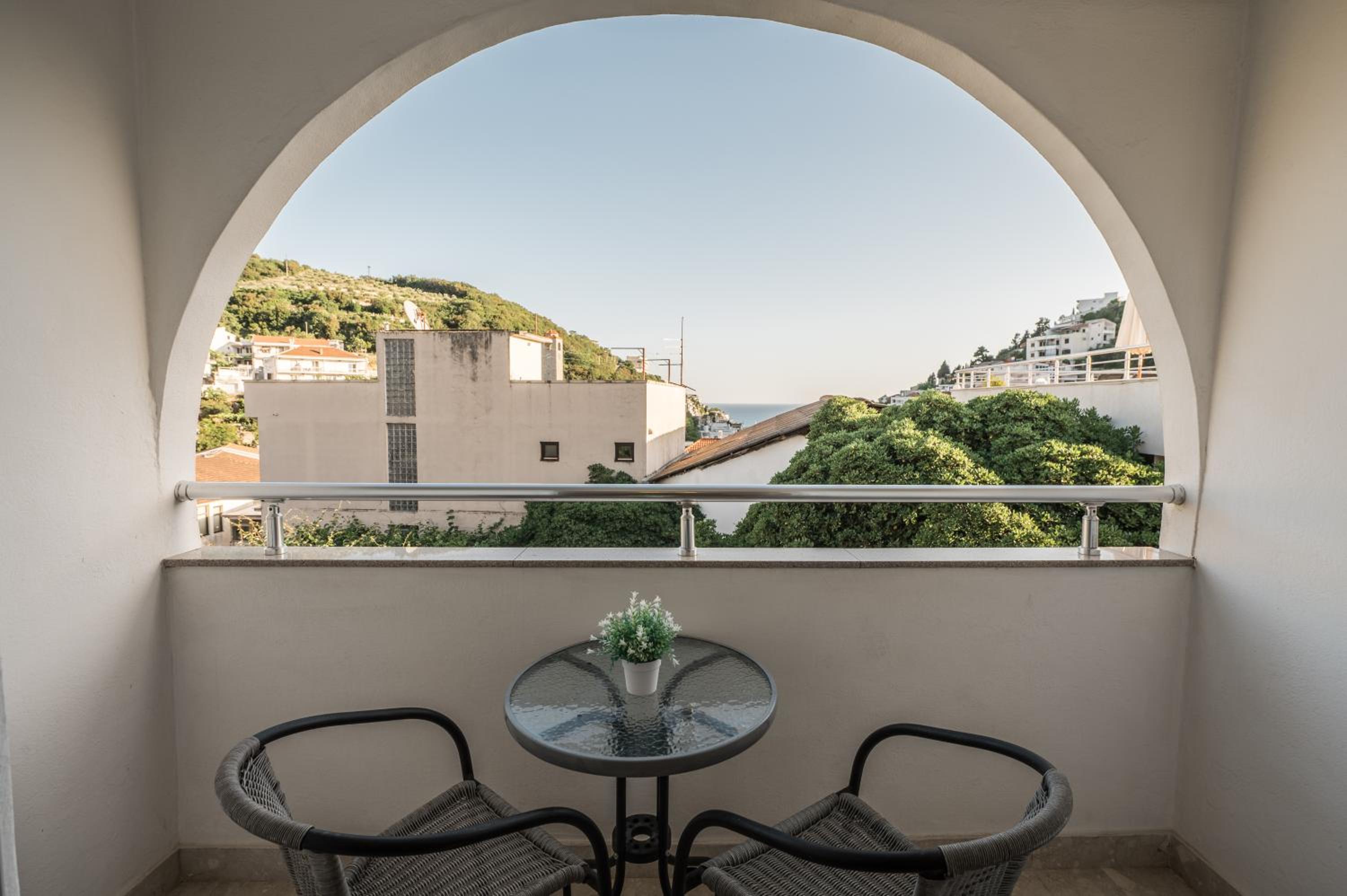 Two-Bedroom Apartment with Balcony and Sea View - Photo 11