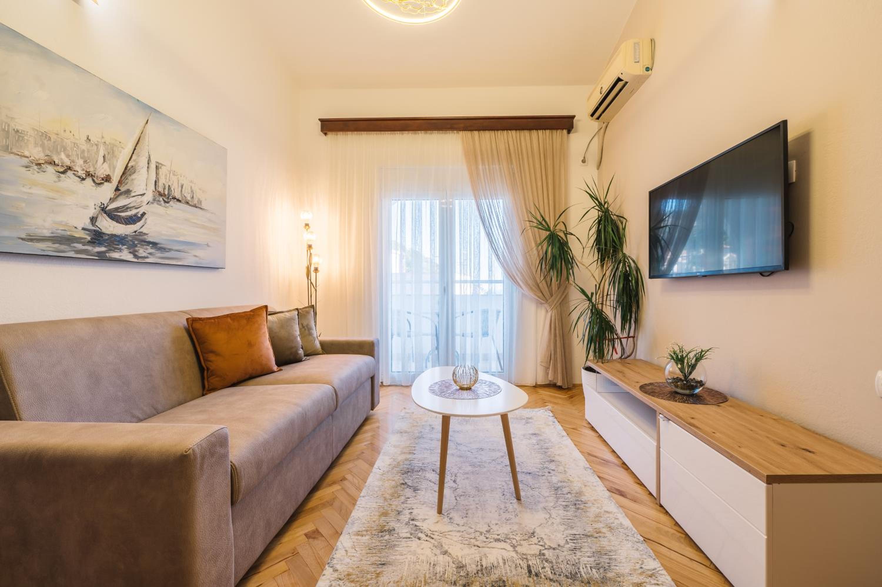 Two-Bedroom Apartment with Balcony and Sea View - Photo 5