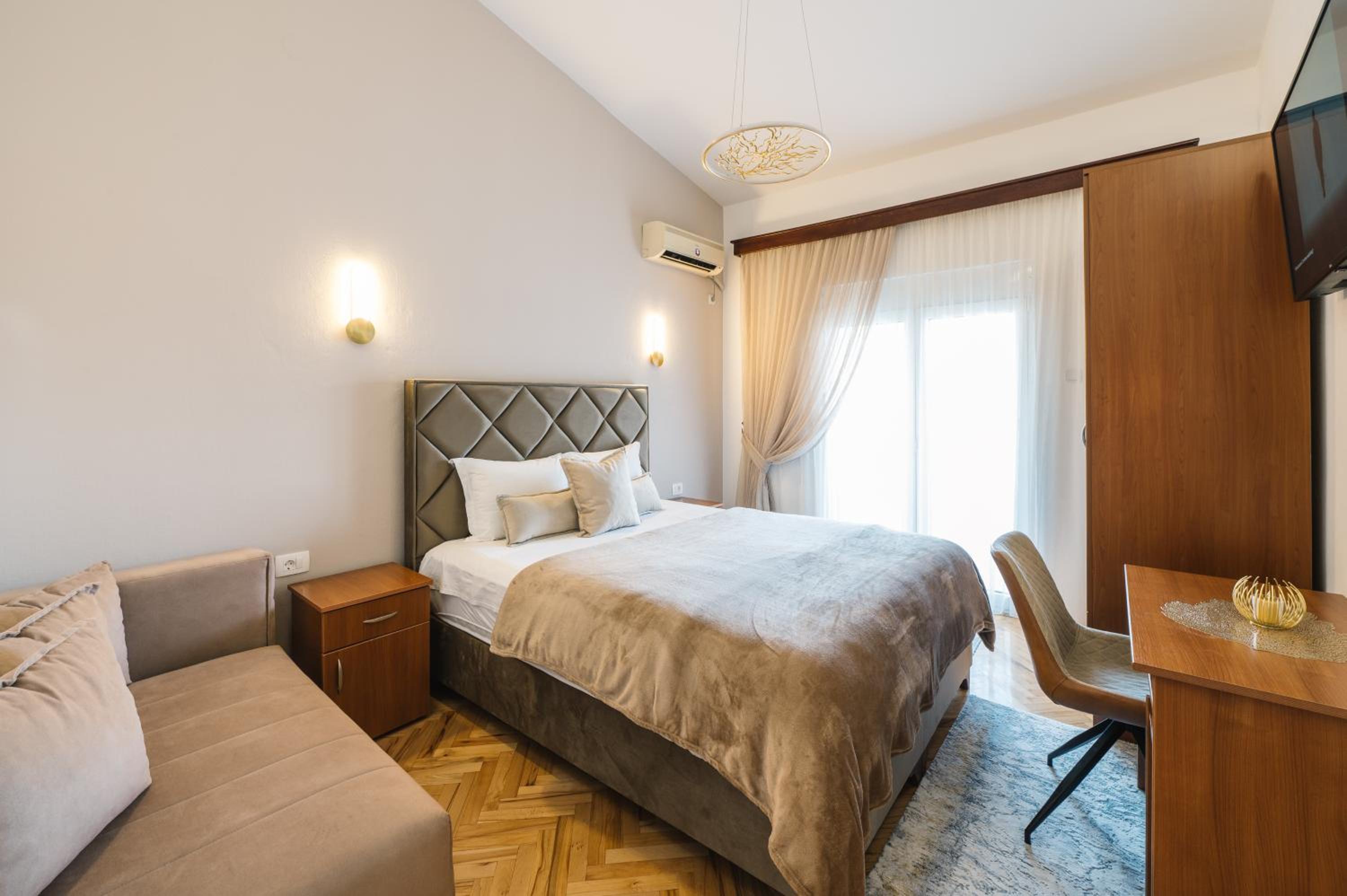 Two-Bedroom Apartment with Balcony and Sea View - Photo 1