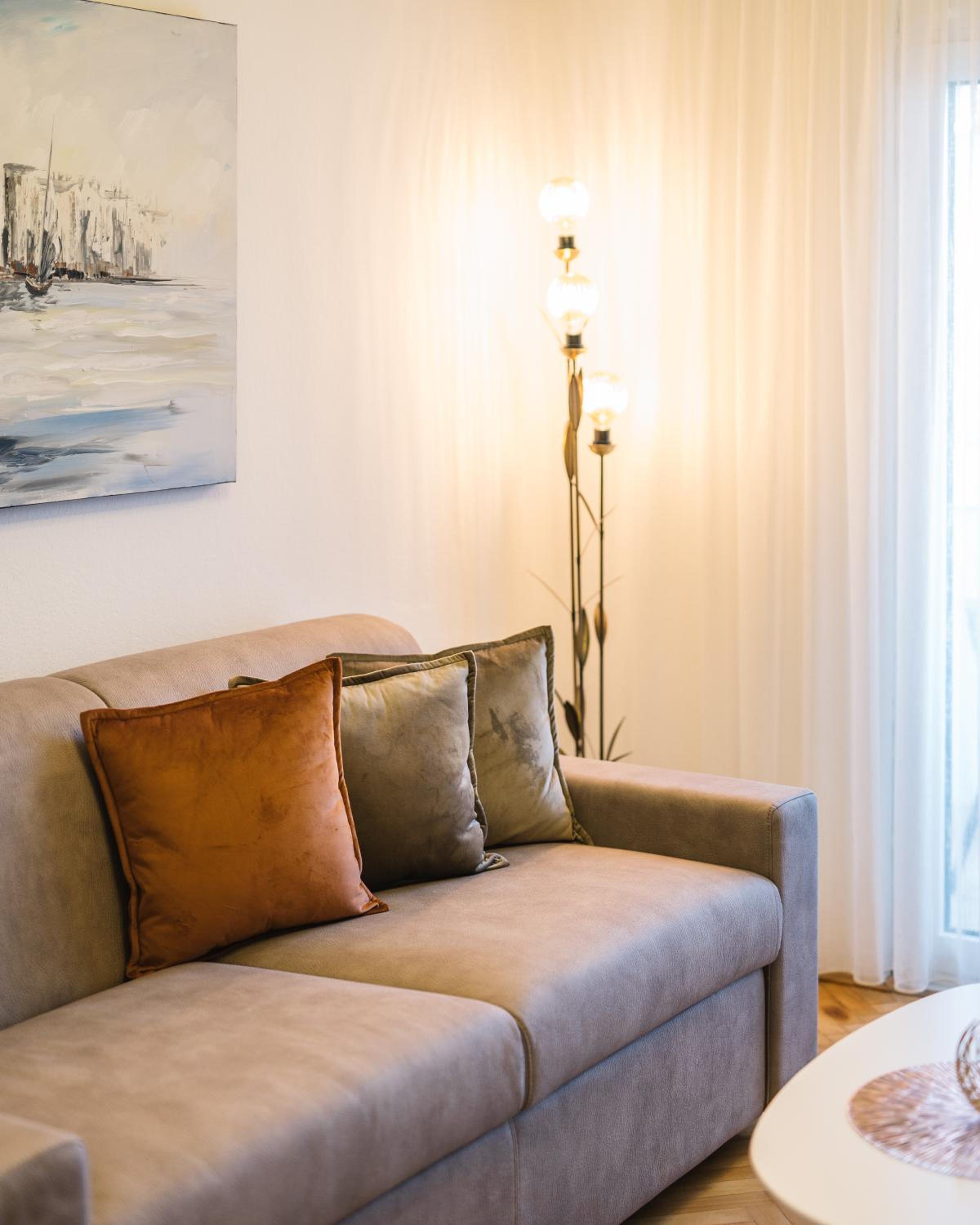 Two-Bedroom Apartment with Balcony and Sea View - Photo 6