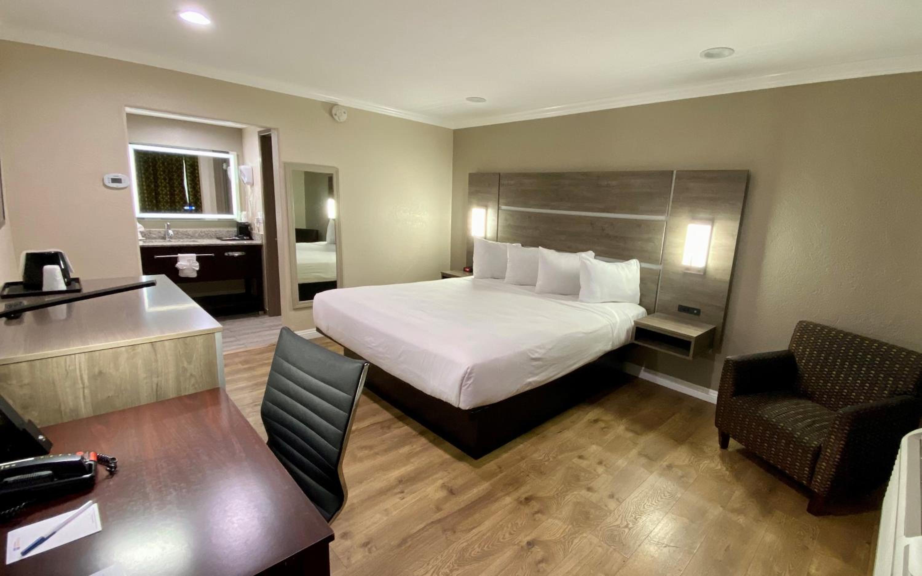 King Room - Non-Smoking/Ground Floor - Photo 2