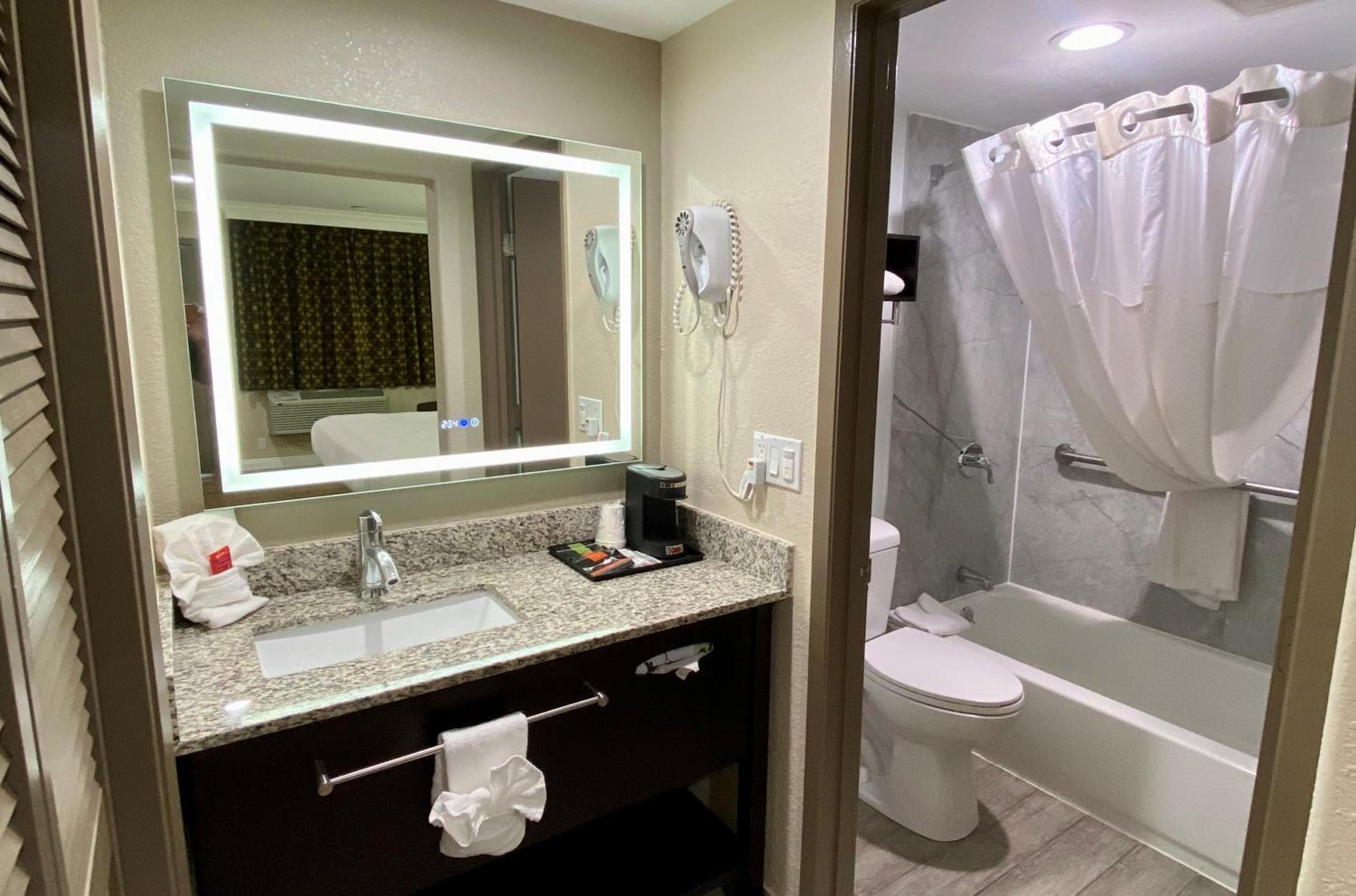King Room - Non-Smoking/Ground Floor - Photo 4