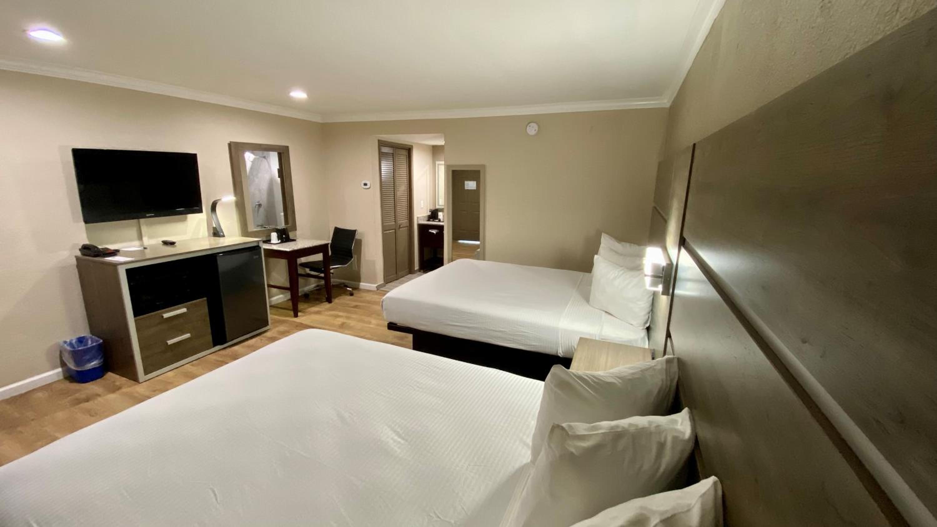 Queen Room with Two Queen Beds - Non-Smoking/Ground Floor - Photo 4