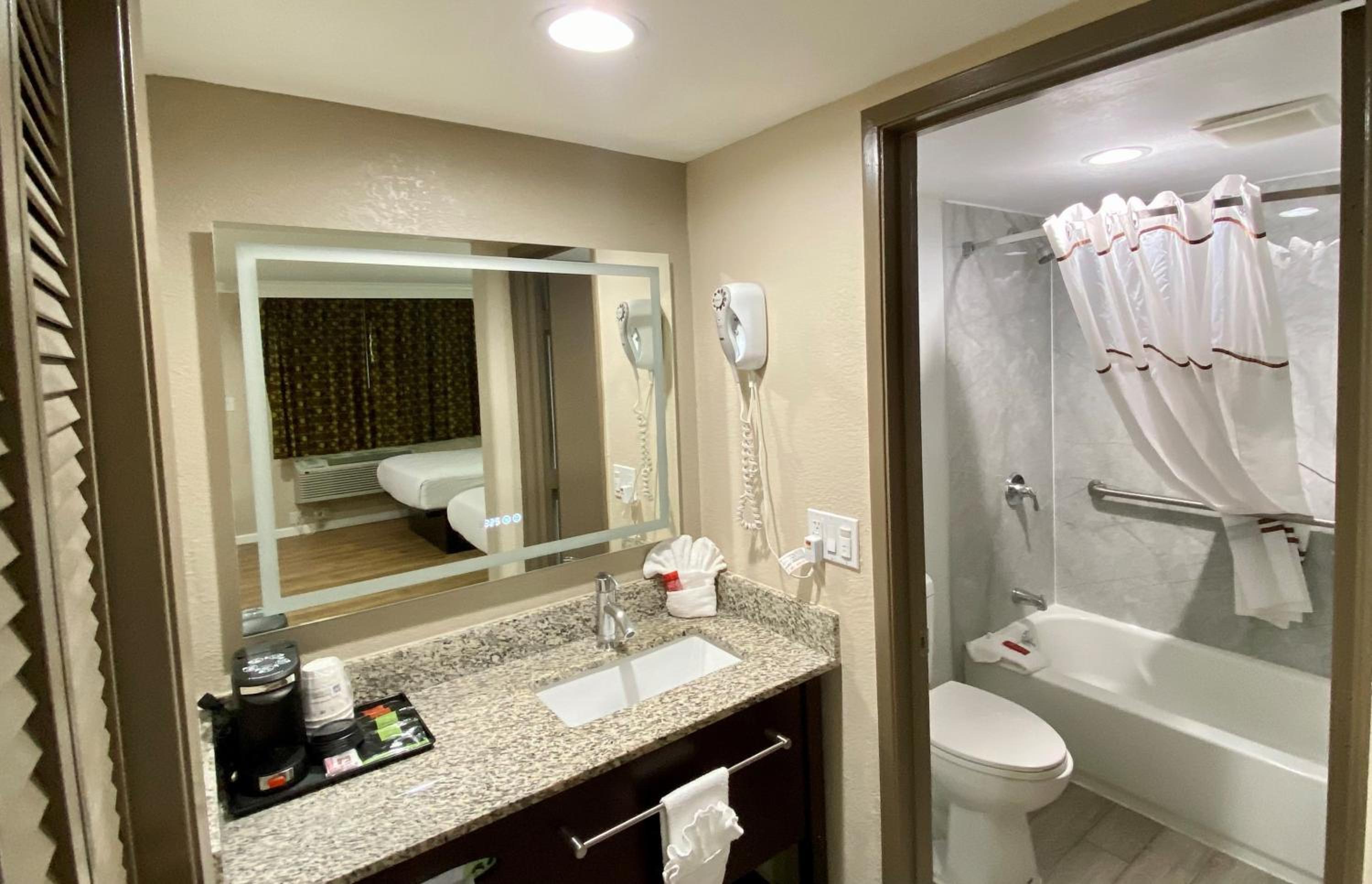 Queen Room with Two Queen Beds - Non-Smoking/Ground Floor - Photo 2