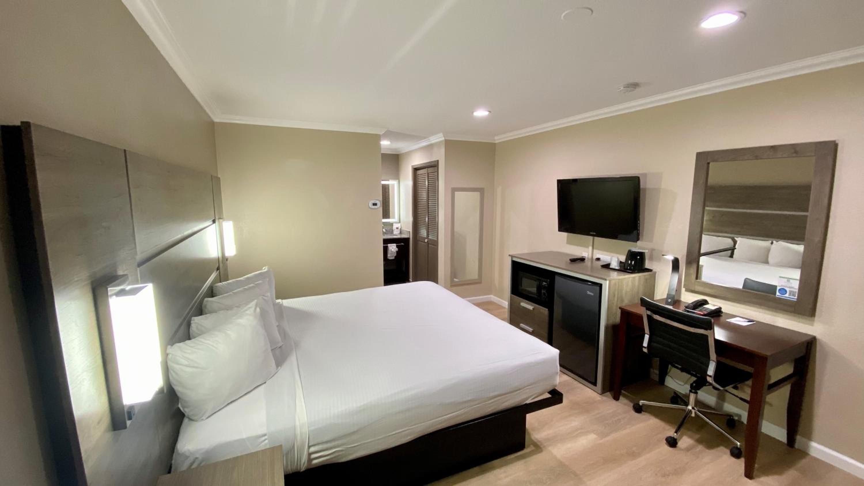 King Room - Non-Smoking - Photo 1