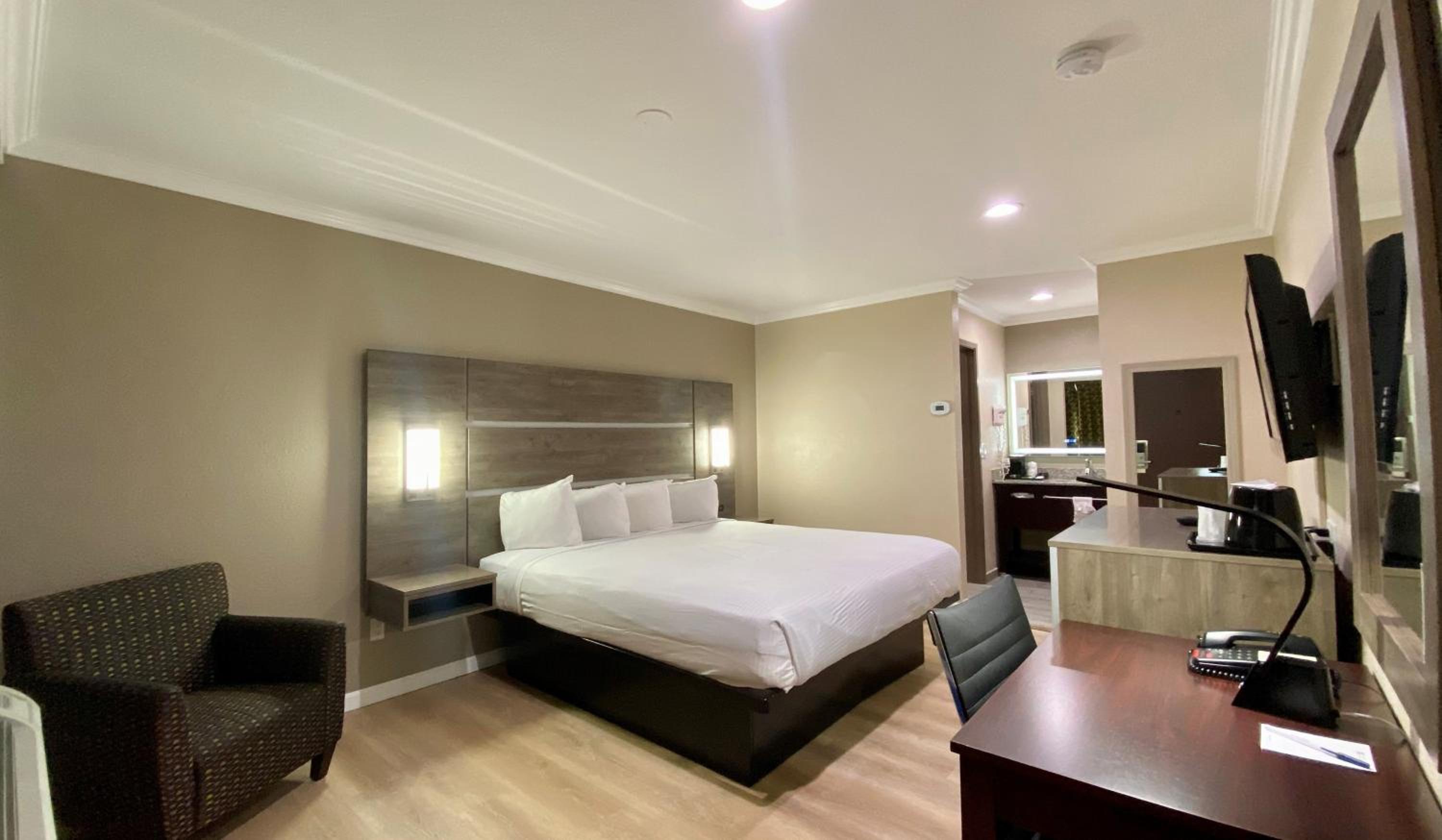 King Room - Non-Smoking - Photo 2